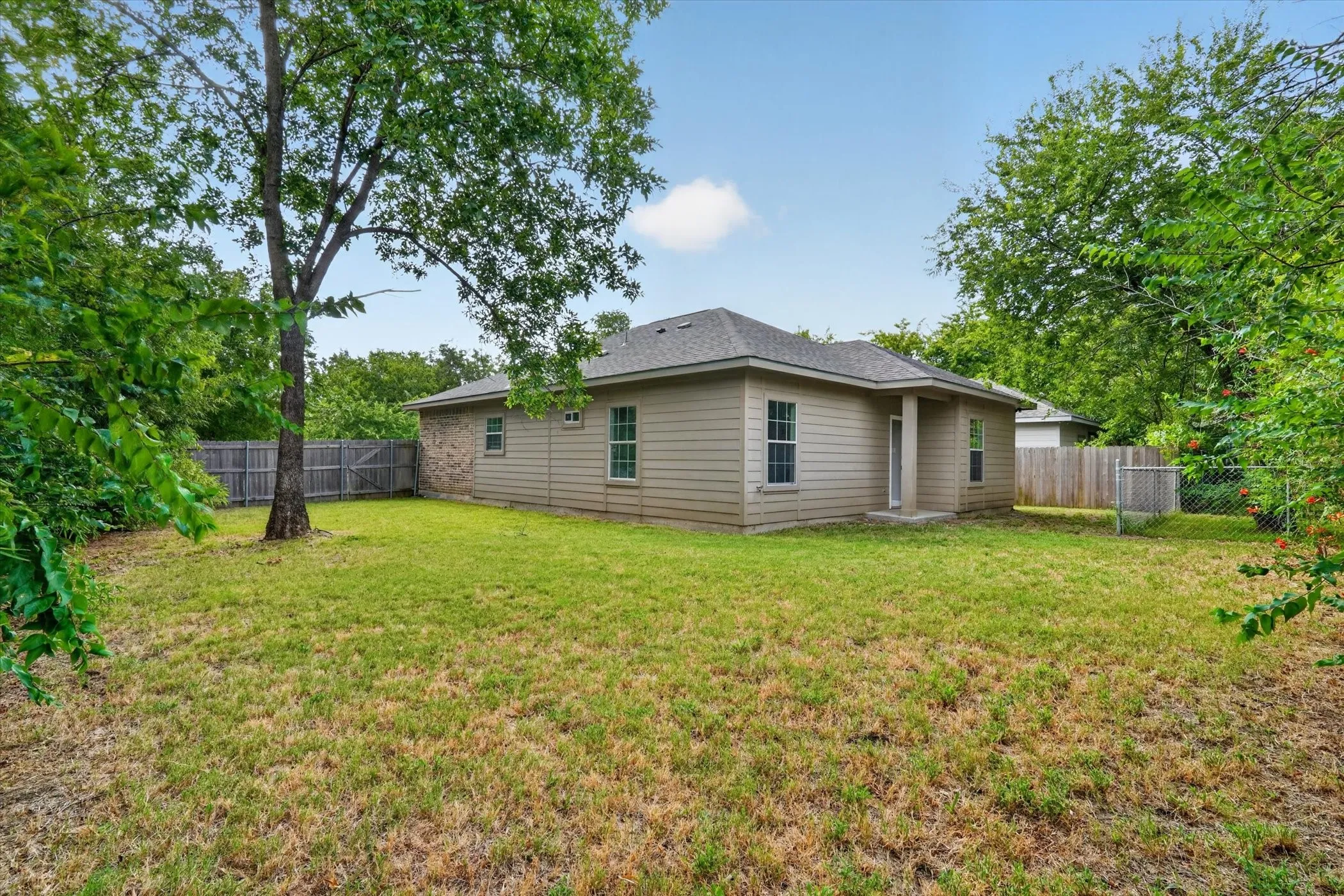 Single Family Residence For Rent in Hunt County , 4102 Gordon Street, Greenville, Texas 75401, 3 Bedroom, 2 Bathroom, 1 Garage spaces, 1,296 Sqft, built in 2021, mls#21363963, Real Estate Agent in Greenville, Homes For Rent in Hunt county, Homes For Rent in Greenville, Realtor in Greenville Texas, Real Estate Brokerage Independent Realty Texas, Luminita Cordes Realtor