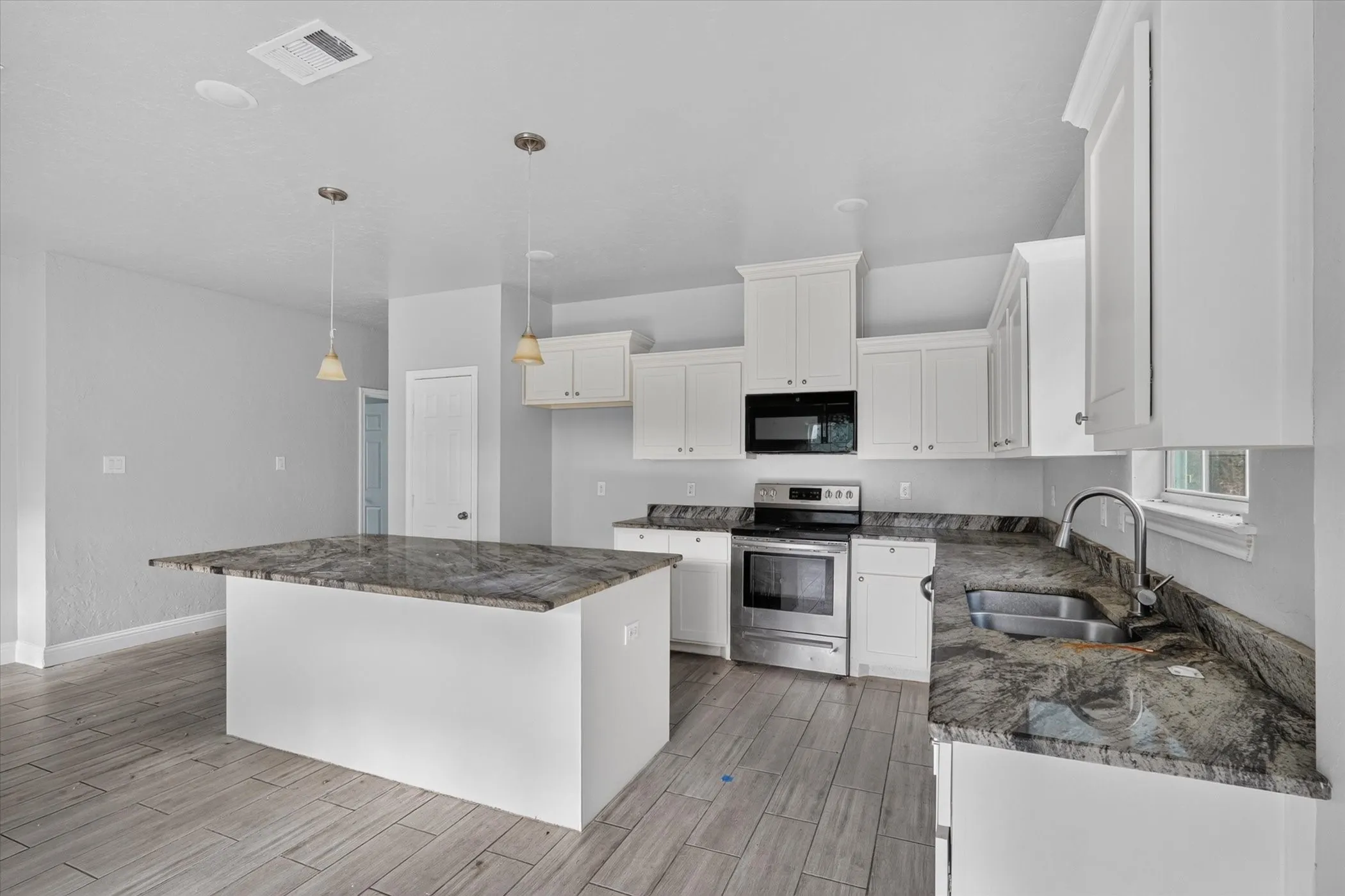 Single Family Residence For Rent in Hunt County , 4102 Gordon Street, Greenville, Texas 75401, 3 Bedroom, 2 Bathroom, 1 Garage spaces, 1,296 Sqft, built in 2021, mls#21363963, Real Estate Agent in Greenville, Homes For Rent in Hunt county, Homes For Rent in Greenville, Realtor in Greenville Texas, Real Estate Brokerage Independent Realty Texas, Luminita Cordes Realtor
