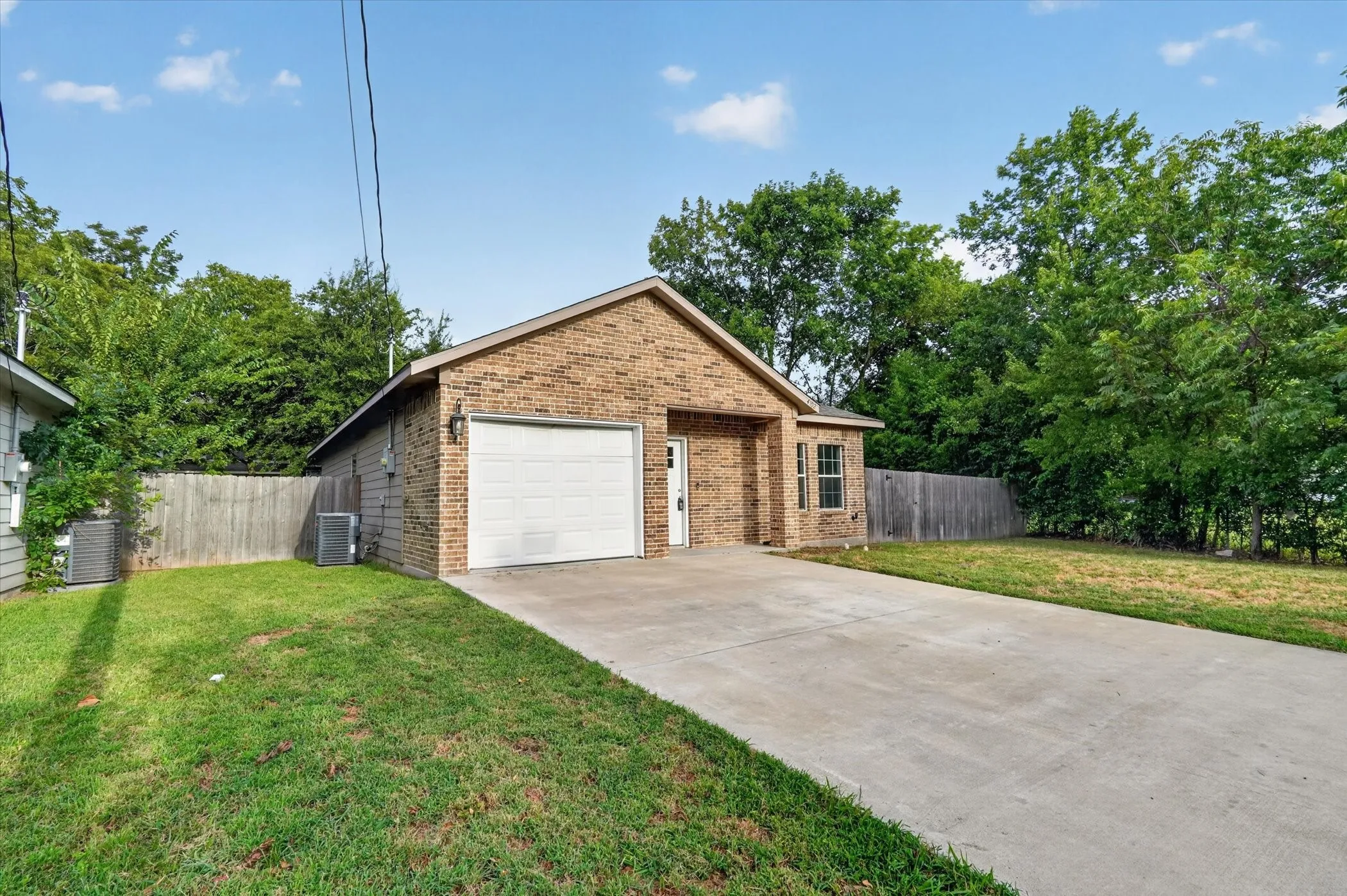 Single Family Residence For Rent in Hunt County , 4102 Gordon Street, Greenville, Texas 75401, 3 Bedroom, 2 Bathroom, 1 Garage spaces, 1,296 Sqft, built in 2021, mls#21363963, Real Estate Agent in Greenville, Homes For Rent in Hunt county, Homes For Rent in Greenville, Realtor in Greenville Texas, Real Estate Brokerage Independent Realty Texas, Luminita Cordes Realtor
