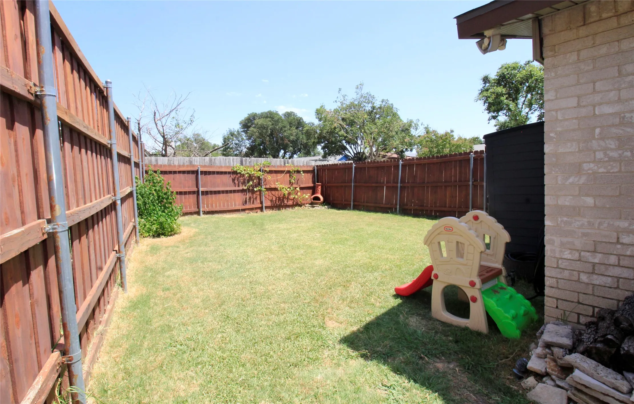 Single Family Residence For Rent in Denton County , 3100 Chestnut Road, Carrollton, Texas 75007, 3 Bedroom, 2 Bathroom, 2 Garage spaces, 1,896 Sqft, built in 1974, mls#21363967, Real Estate Agent in Carrollton, Homes For Rent in Denton county, Homes For Rent in Carrollton, Realtor in Carrollton Texas, Real Estate Brokerage Independent Realty Texas, Luminita Cordes Realtor