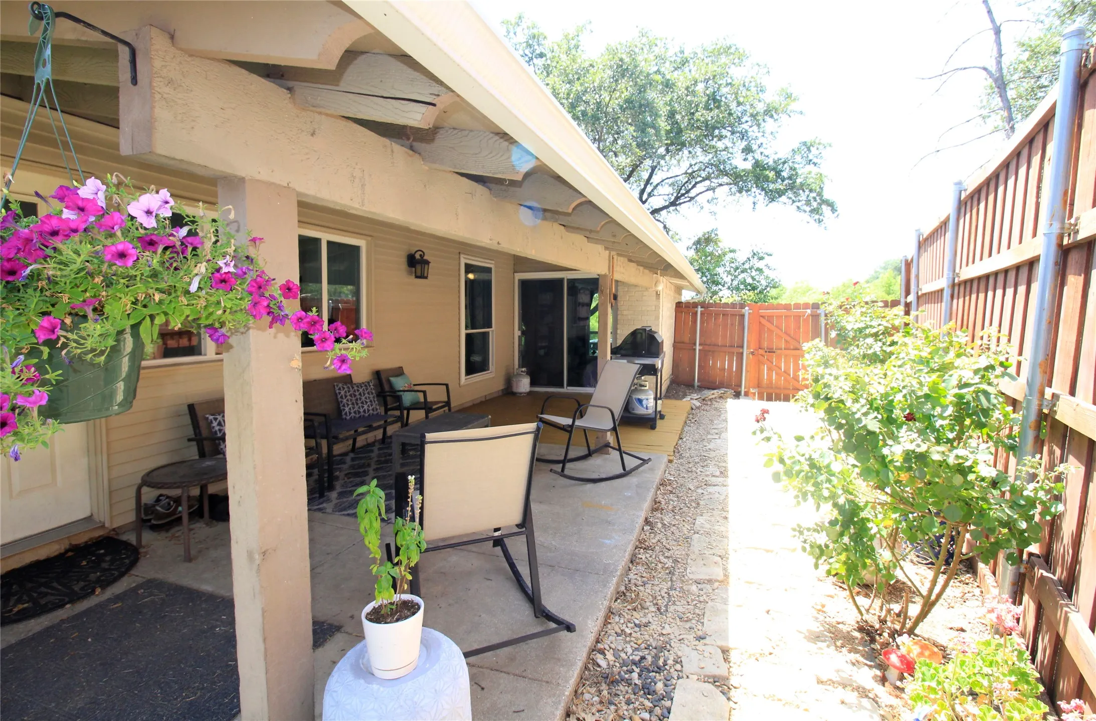 Single Family Residence For Rent in Denton County , 3100 Chestnut Road, Carrollton, Texas 75007, 3 Bedroom, 2 Bathroom, 2 Garage spaces, 1,896 Sqft, built in 1974, mls#21363967, Real Estate Agent in Carrollton, Homes For Rent in Denton county, Homes For Rent in Carrollton, Realtor in Carrollton Texas, Real Estate Brokerage Independent Realty Texas, Luminita Cordes Realtor