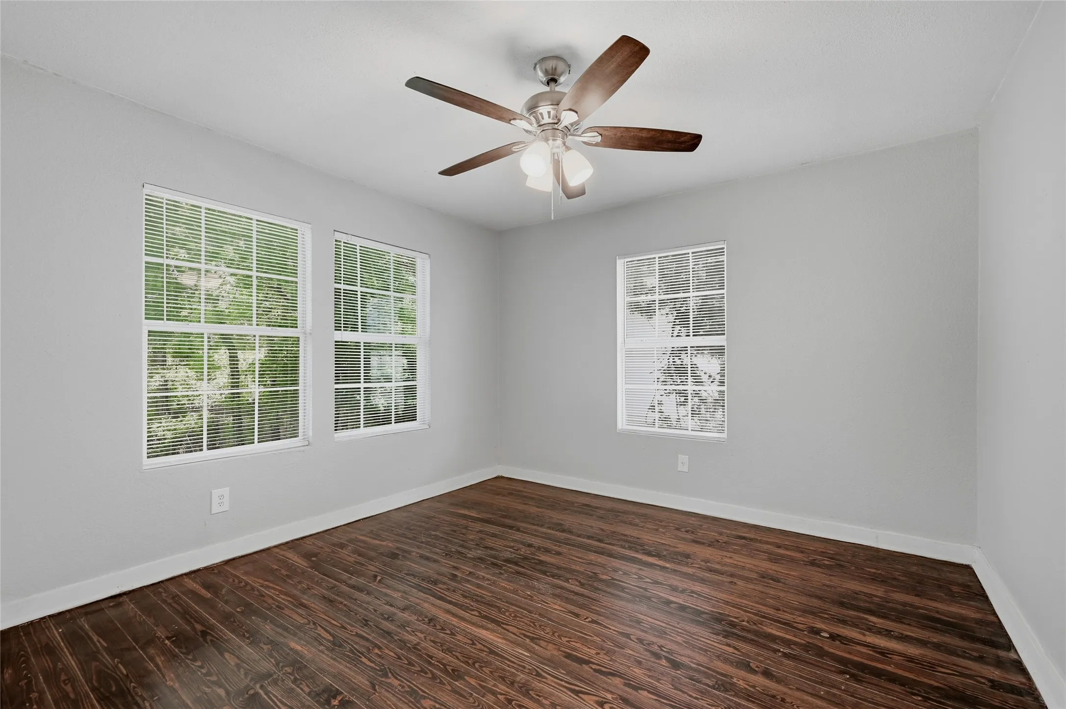 Single Family Residence For Sale in Grayson County , 215 W Walker Street, Denison, Texas 75020, 3 Bedroom, 2 Bathroom, Garage spaces, 1,252 Sqft, built in 1930, mls#21363972, Real Estate Agent in Denison, Homes For Sale in Grayson county, Homes For Sale in Denison, Realtor in Denison Texas, Real Estate Brokerage Independent Realty Texas, Luminita Cordes Realtor