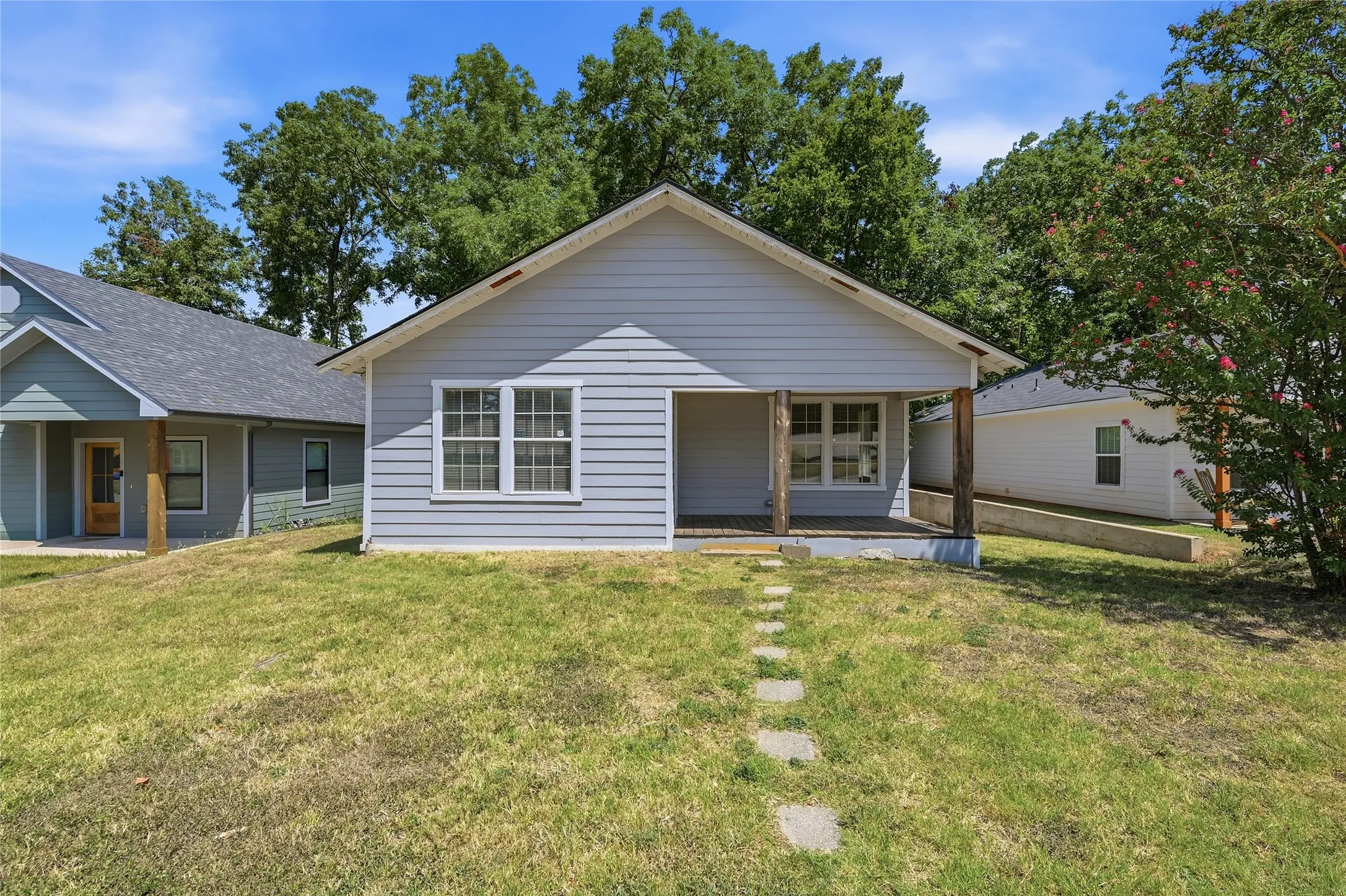 Single Family Residence For Sale in Grayson County , 215 W Walker Street, Denison, Texas 75020, 3 Bedroom, 2 Bathroom, Garage spaces, 1,252 Sqft, built in 1930, mls#21363972, Real Estate Agent in Denison, Homes For Sale in Grayson county, Homes For Sale in Denison, Realtor in Denison Texas, Real Estate Brokerage Independent Realty Texas, Luminita Cordes Realtor
