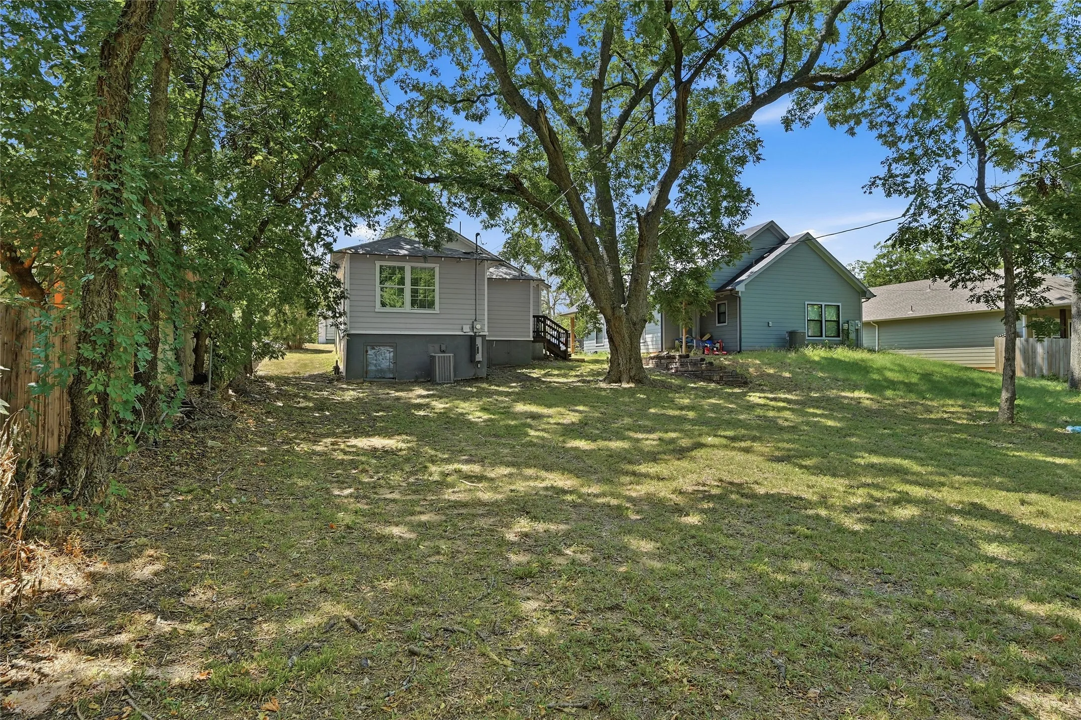 Single Family Residence For Sale in Grayson County , 215 W Walker Street, Denison, Texas 75020, 3 Bedroom, 2 Bathroom, Garage spaces, 1,252 Sqft, built in 1930, mls#21363972, Real Estate Agent in Denison, Homes For Sale in Grayson county, Homes For Sale in Denison, Realtor in Denison Texas, Real Estate Brokerage Independent Realty Texas, Luminita Cordes Realtor