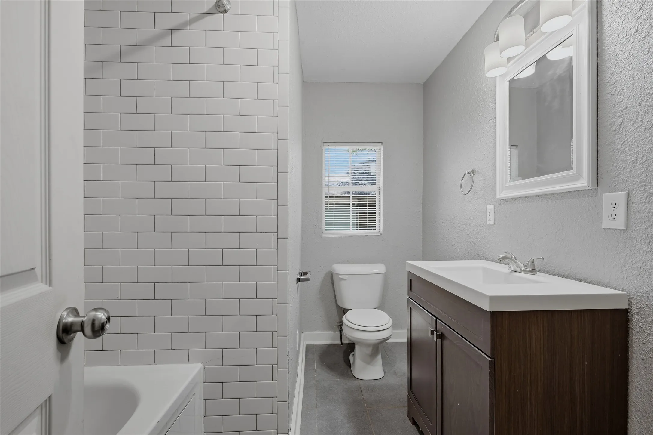 Single Family Residence For Sale in Grayson County , 215 W Walker Street, Denison, Texas 75020, 3 Bedroom, 2 Bathroom, Garage spaces, 1,252 Sqft, built in 1930, mls#21363972, Real Estate Agent in Denison, Homes For Sale in Grayson county, Homes For Sale in Denison, Realtor in Denison Texas, Real Estate Brokerage Independent Realty Texas, Luminita Cordes Realtor