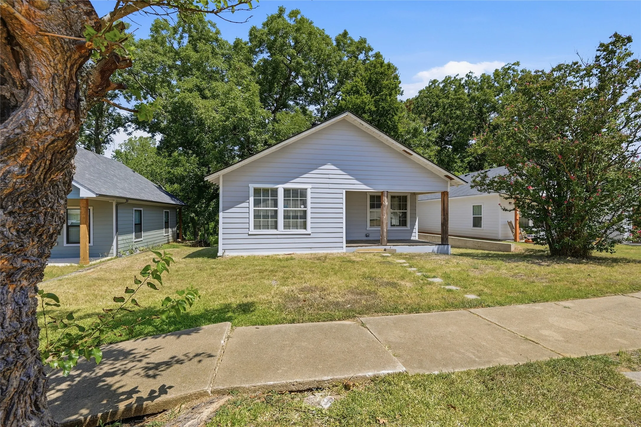 Single Family Residence For Sale in Grayson County , 215 W Walker Street, Denison, Texas 75020, 3 Bedroom, 2 Bathroom, Garage spaces, 1,252 Sqft, built in 1930, mls#21363972, Real Estate Agent in Denison, Homes For Sale in Grayson county, Homes For Sale in Denison, Realtor in Denison Texas, Real Estate Brokerage Independent Realty Texas, Luminita Cordes Realtor