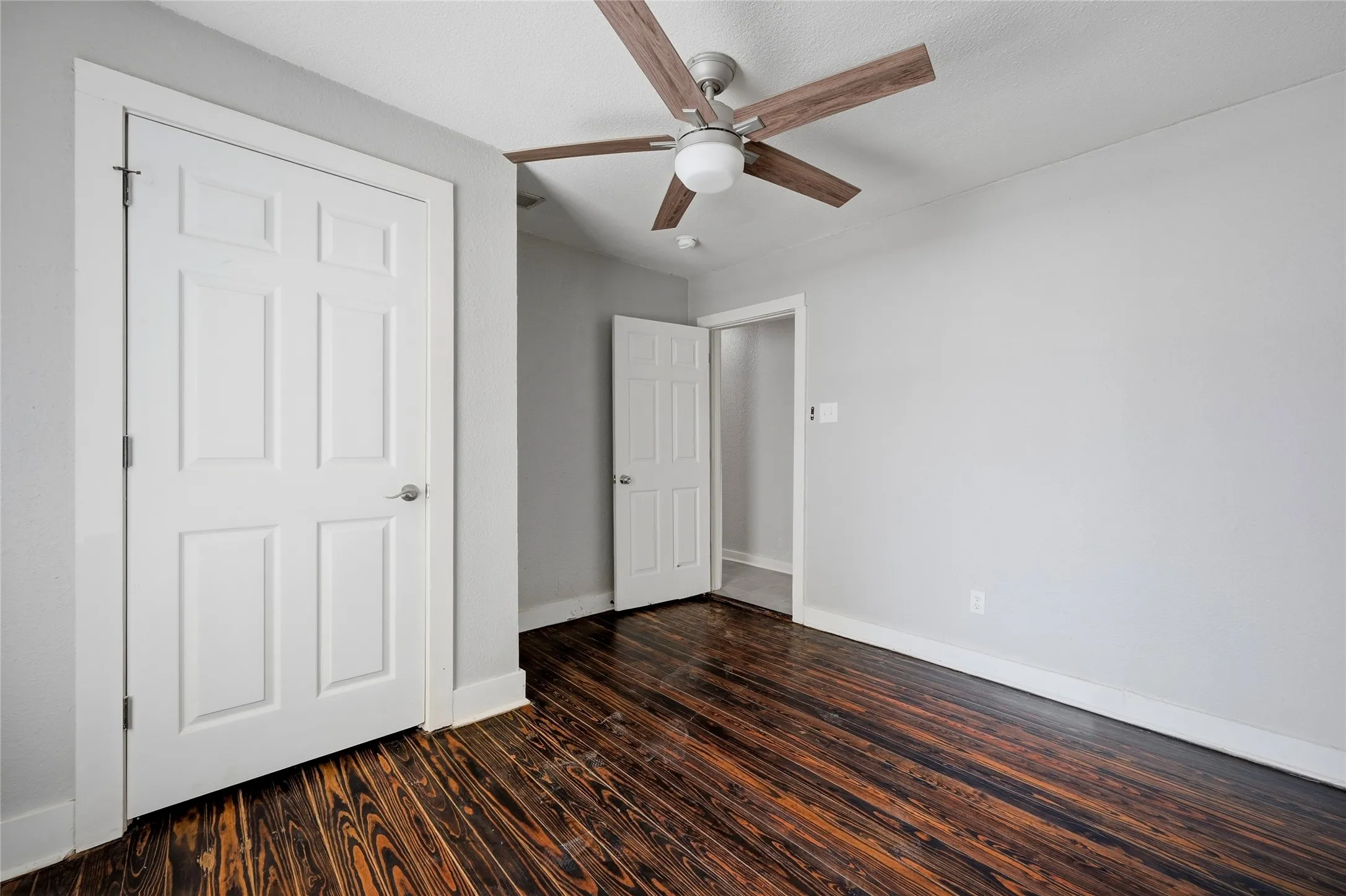 Single Family Residence For Sale in Grayson County , 215 W Walker Street, Denison, Texas 75020, 3 Bedroom, 2 Bathroom, Garage spaces, 1,252 Sqft, built in 1930, mls#21363972, Real Estate Agent in Denison, Homes For Sale in Grayson county, Homes For Sale in Denison, Realtor in Denison Texas, Real Estate Brokerage Independent Realty Texas, Luminita Cordes Realtor