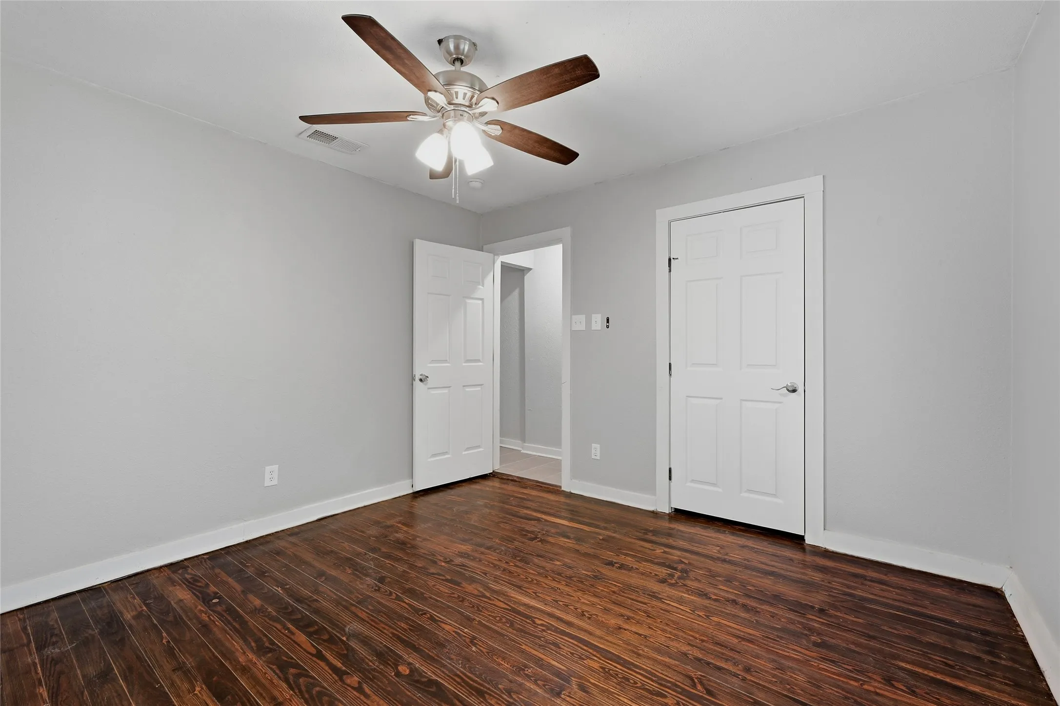 Single Family Residence For Sale in Grayson County , 215 W Walker Street, Denison, Texas 75020, 3 Bedroom, 2 Bathroom, Garage spaces, 1,252 Sqft, built in 1930, mls#21363972, Real Estate Agent in Denison, Homes For Sale in Grayson county, Homes For Sale in Denison, Realtor in Denison Texas, Real Estate Brokerage Independent Realty Texas, Luminita Cordes Realtor