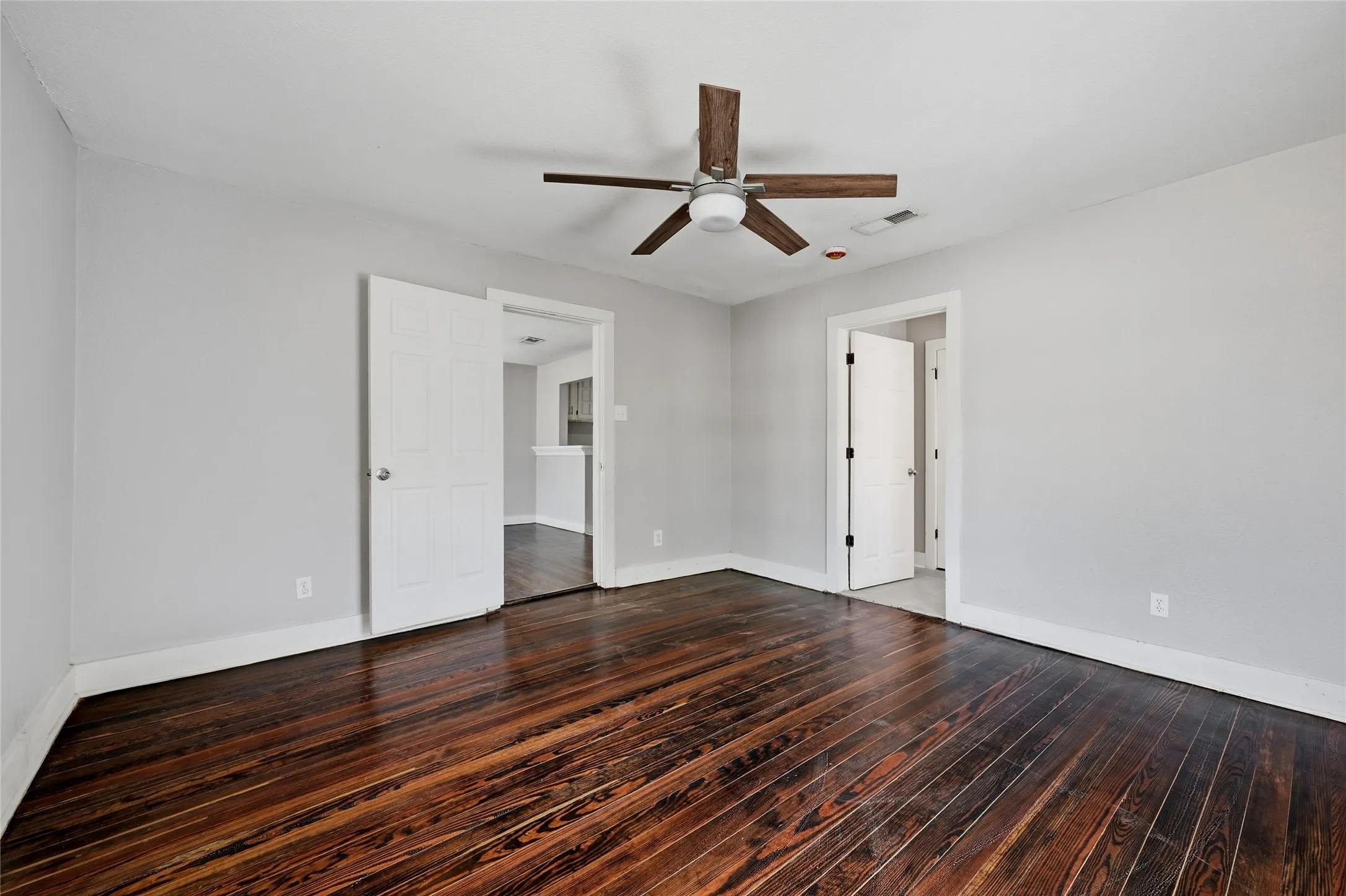 Single Family Residence For Sale in Grayson County , 215 W Walker Street, Denison, Texas 75020, 3 Bedroom, 2 Bathroom, Garage spaces, 1,252 Sqft, built in 1930, mls#21363972, Real Estate Agent in Denison, Homes For Sale in Grayson county, Homes For Sale in Denison, Realtor in Denison Texas, Real Estate Brokerage Independent Realty Texas, Luminita Cordes Realtor