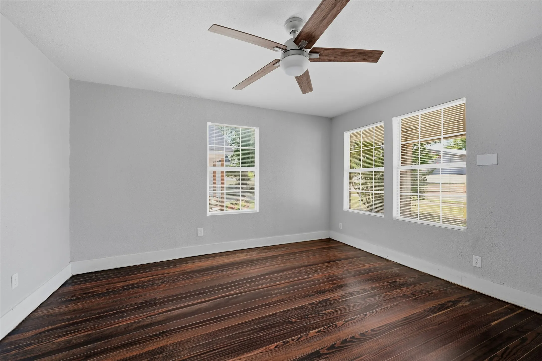 Single Family Residence For Sale in Grayson County , 215 W Walker Street, Denison, Texas 75020, 3 Bedroom, 2 Bathroom, Garage spaces, 1,252 Sqft, built in 1930, mls#21363972, Real Estate Agent in Denison, Homes For Sale in Grayson county, Homes For Sale in Denison, Realtor in Denison Texas, Real Estate Brokerage Independent Realty Texas, Luminita Cordes Realtor