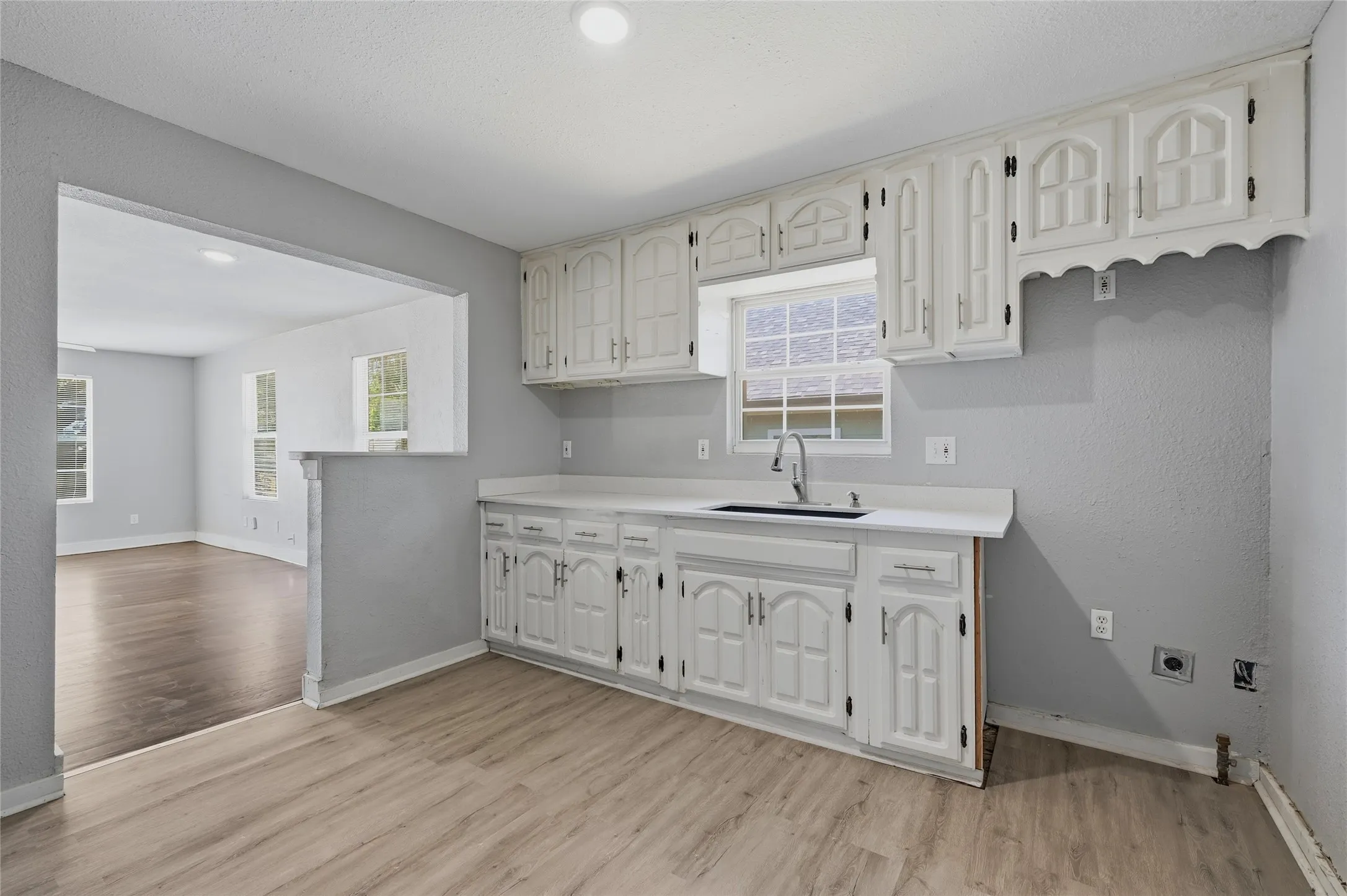 Single Family Residence For Sale in Grayson County , 215 W Walker Street, Denison, Texas 75020, 3 Bedroom, 2 Bathroom, Garage spaces, 1,252 Sqft, built in 1930, mls#21363972, Real Estate Agent in Denison, Homes For Sale in Grayson county, Homes For Sale in Denison, Realtor in Denison Texas, Real Estate Brokerage Independent Realty Texas, Luminita Cordes Realtor