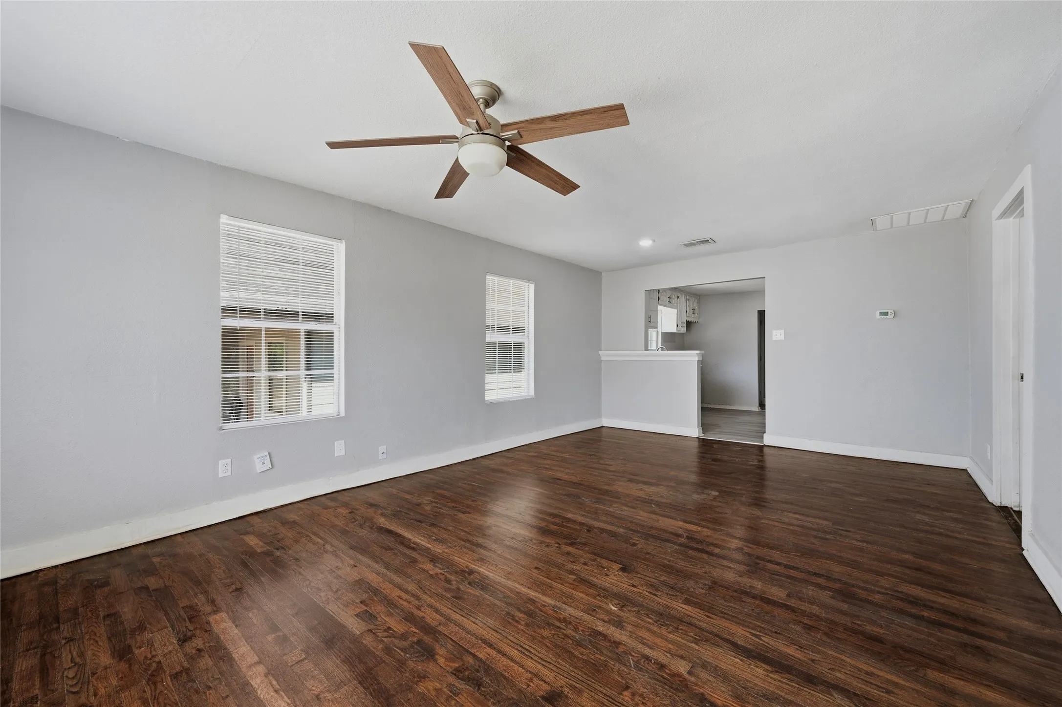 Single Family Residence For Sale in Grayson County , 215 W Walker Street, Denison, Texas 75020, 3 Bedroom, 2 Bathroom, Garage spaces, 1,252 Sqft, built in 1930, mls#21363972, Real Estate Agent in Denison, Homes For Sale in Grayson county, Homes For Sale in Denison, Realtor in Denison Texas, Real Estate Brokerage Independent Realty Texas, Luminita Cordes Realtor