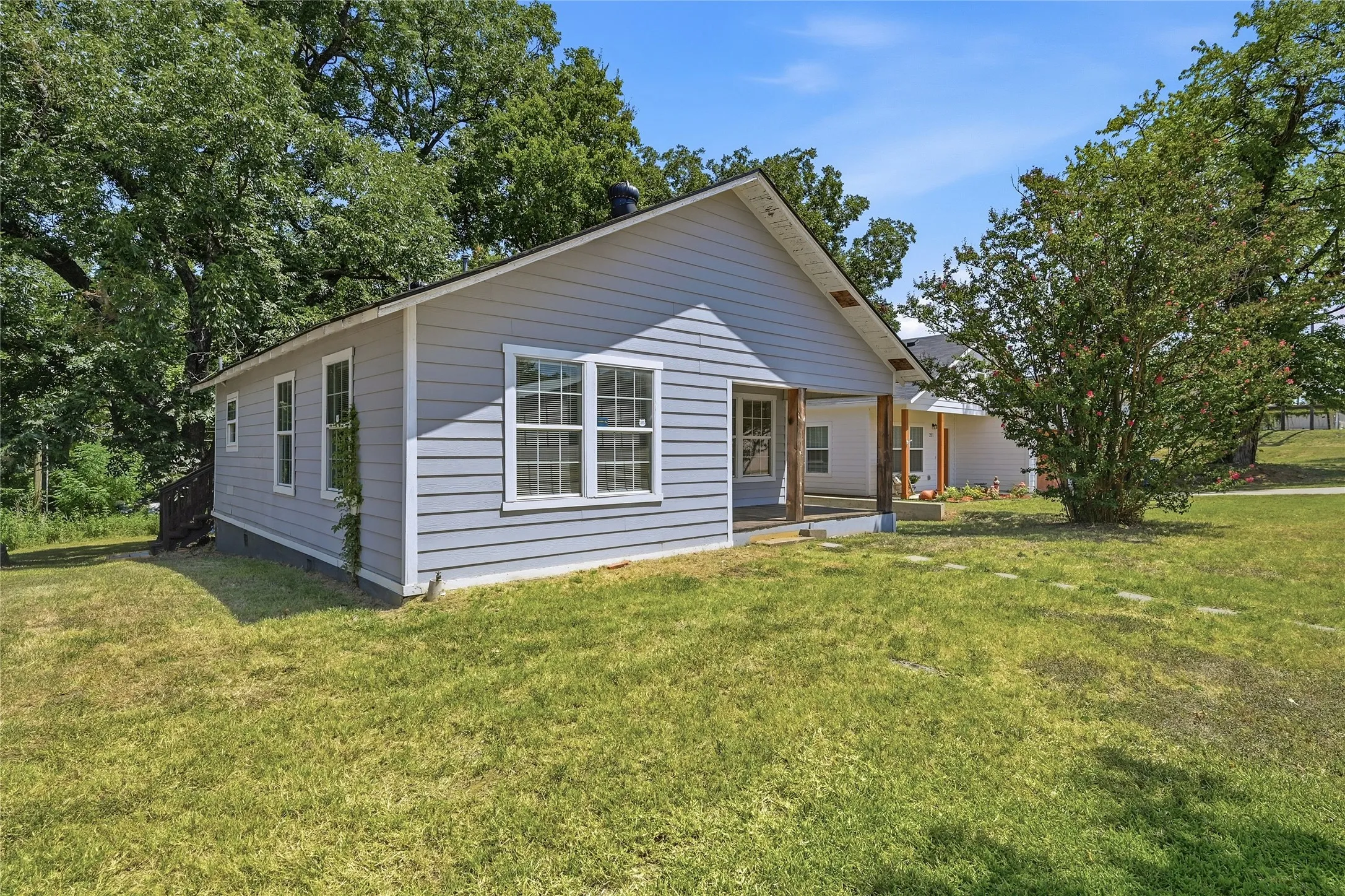 Single Family Residence For Sale in Grayson County , 215 W Walker Street, Denison, Texas 75020, 3 Bedroom, 2 Bathroom, Garage spaces, 1,252 Sqft, built in 1930, mls#21363972, Real Estate Agent in Denison, Homes For Sale in Grayson county, Homes For Sale in Denison, Realtor in Denison Texas, Real Estate Brokerage Independent Realty Texas, Luminita Cordes Realtor