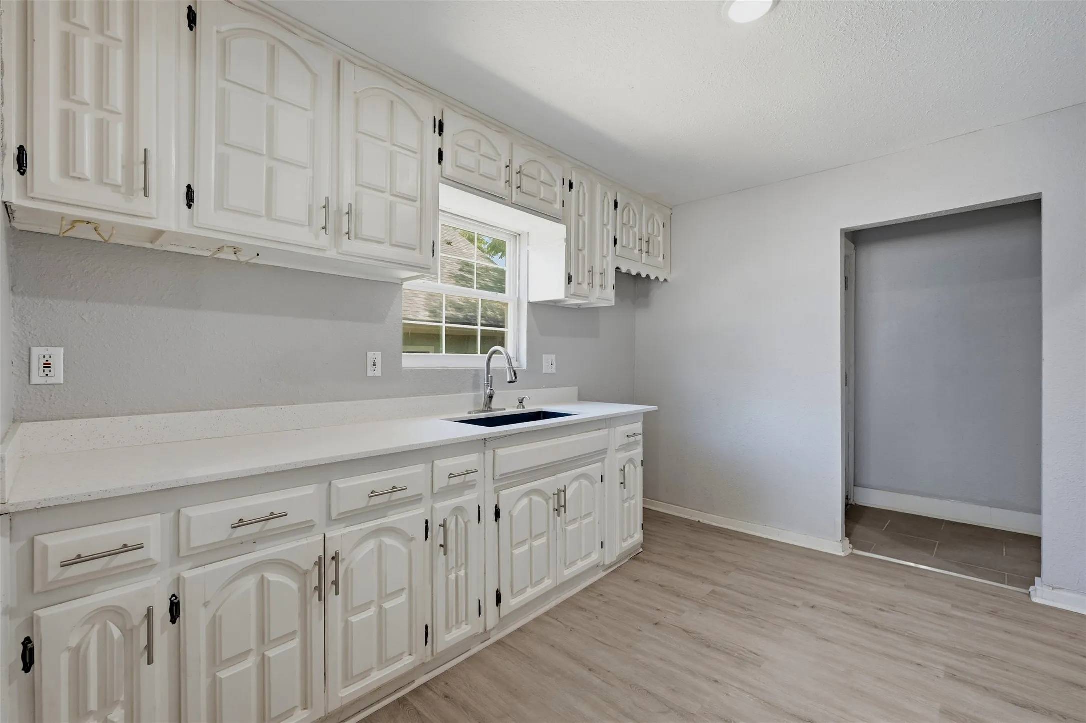 Single Family Residence For Sale in Grayson County , 215 W Walker Street, Denison, Texas 75020, 3 Bedroom, 2 Bathroom, Garage spaces, 1,252 Sqft, built in 1930, mls#21363972, Real Estate Agent in Denison, Homes For Sale in Grayson county, Homes For Sale in Denison, Realtor in Denison Texas, Real Estate Brokerage Independent Realty Texas, Luminita Cordes Realtor