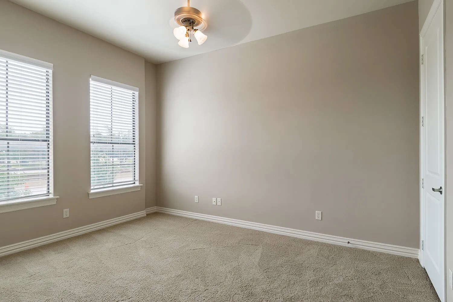 Unfurnished room featuring carpet and ceiling fan