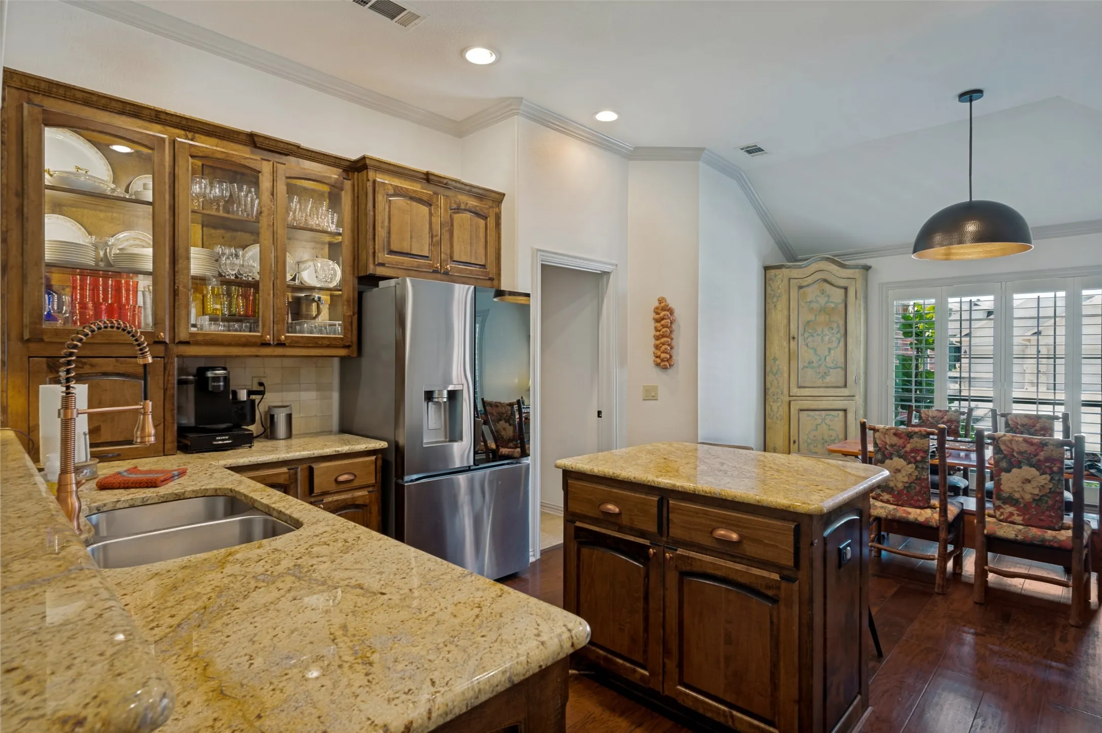 Eat in Kitchen with Island Seating