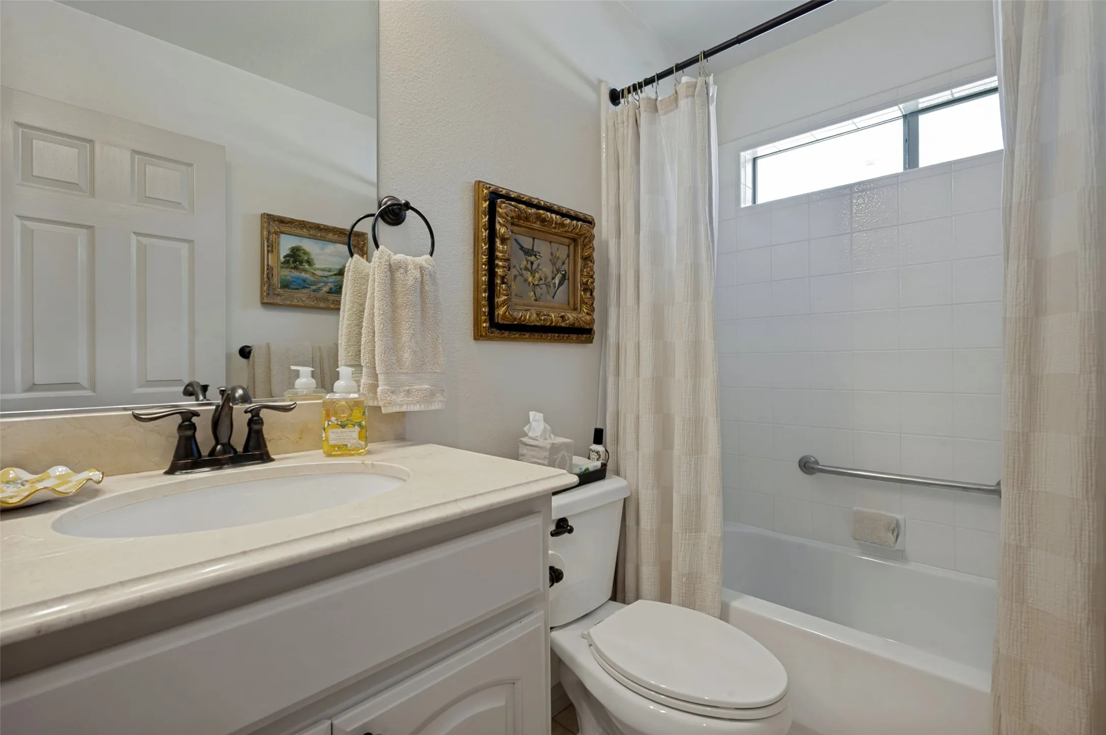 Guest Bathroom with Tub