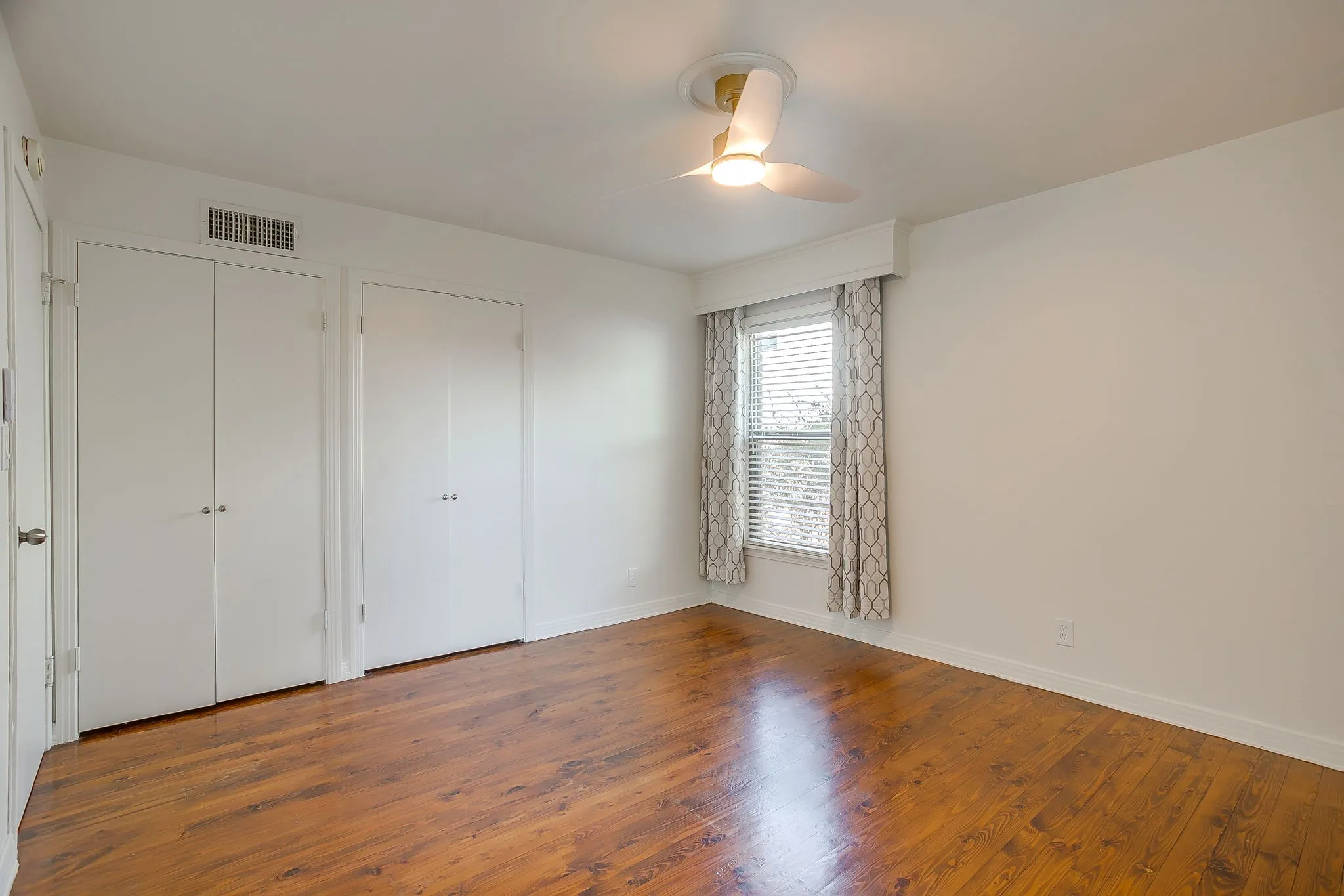 Duplex For Rent in Tarrant County , 6480 Waverly Way, Fort Worth, Texas 76116, 2 Bedroom, 2 Bathroom, Garage spaces, 1,100 Sqft, built in 1952, mls#21363864, Real Estate Agent in Fort Worth, Homes For Rent in Tarrant county, Homes For Rent in Fort Worth, Realtor in Fort Worth Texas, Real Estate Brokerage Independent Realty Texas, Luminita Cordes Realtor