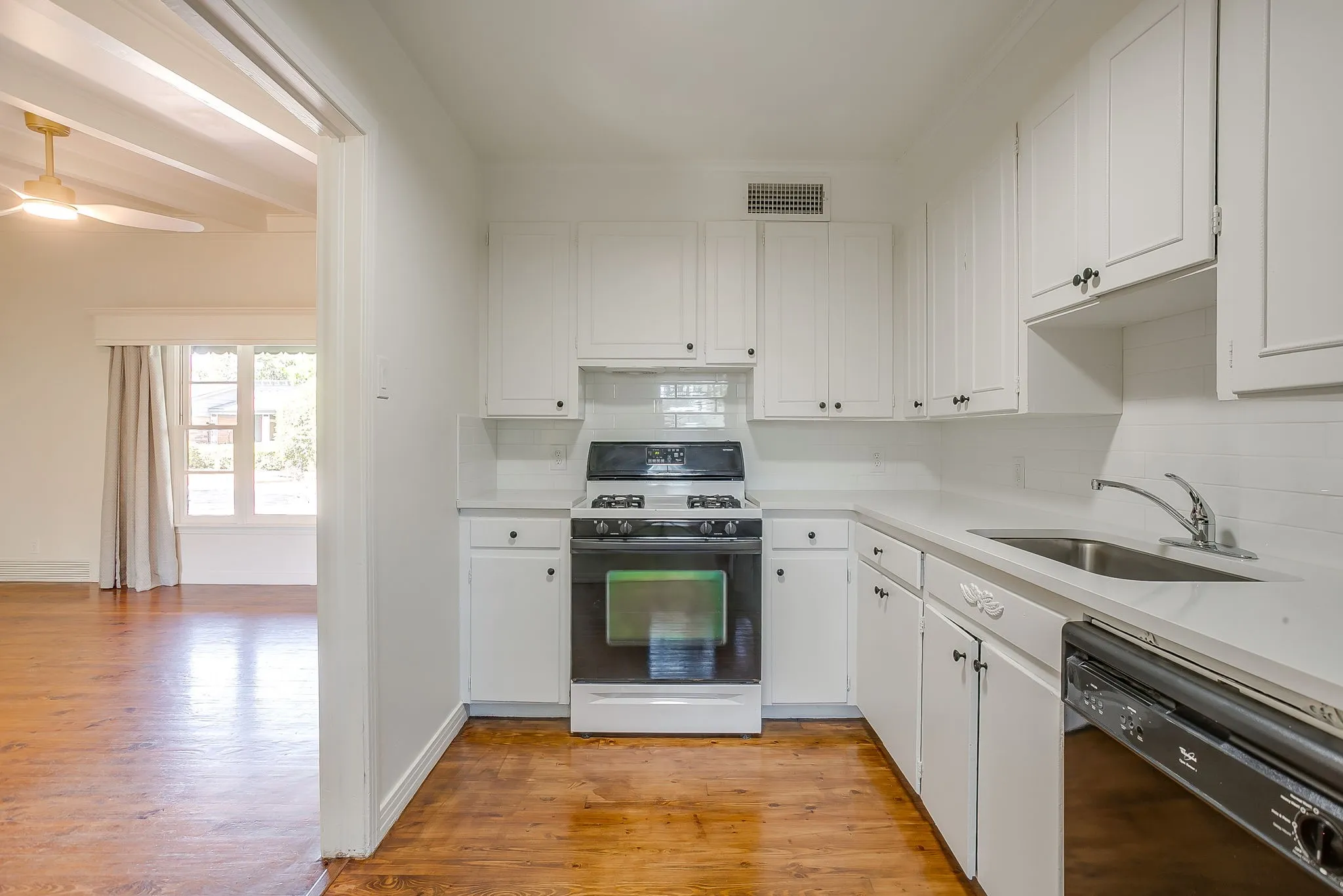 Duplex For Rent in Tarrant County , 6480 Waverly Way, Fort Worth, Texas 76116, 2 Bedroom, 2 Bathroom, Garage spaces, 1,100 Sqft, built in 1952, mls#21363864, Real Estate Agent in Fort Worth, Homes For Rent in Tarrant county, Homes For Rent in Fort Worth, Realtor in Fort Worth Texas, Real Estate Brokerage Independent Realty Texas, Luminita Cordes Realtor