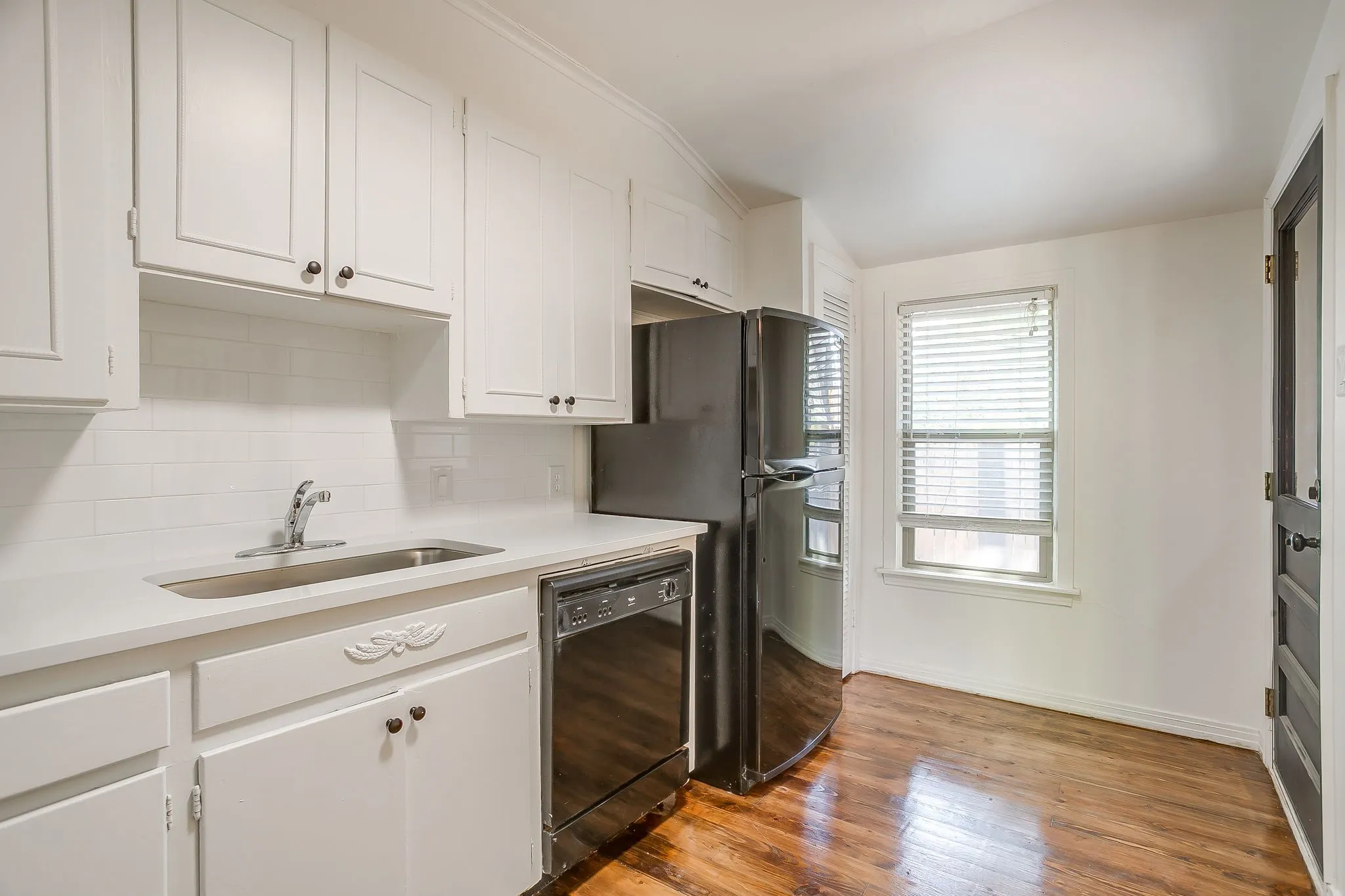 Duplex For Rent in Tarrant County , 6480 Waverly Way, Fort Worth, Texas 76116, 2 Bedroom, 2 Bathroom, Garage spaces, 1,100 Sqft, built in 1952, mls#21363864, Real Estate Agent in Fort Worth, Homes For Rent in Tarrant county, Homes For Rent in Fort Worth, Realtor in Fort Worth Texas, Real Estate Brokerage Independent Realty Texas, Luminita Cordes Realtor