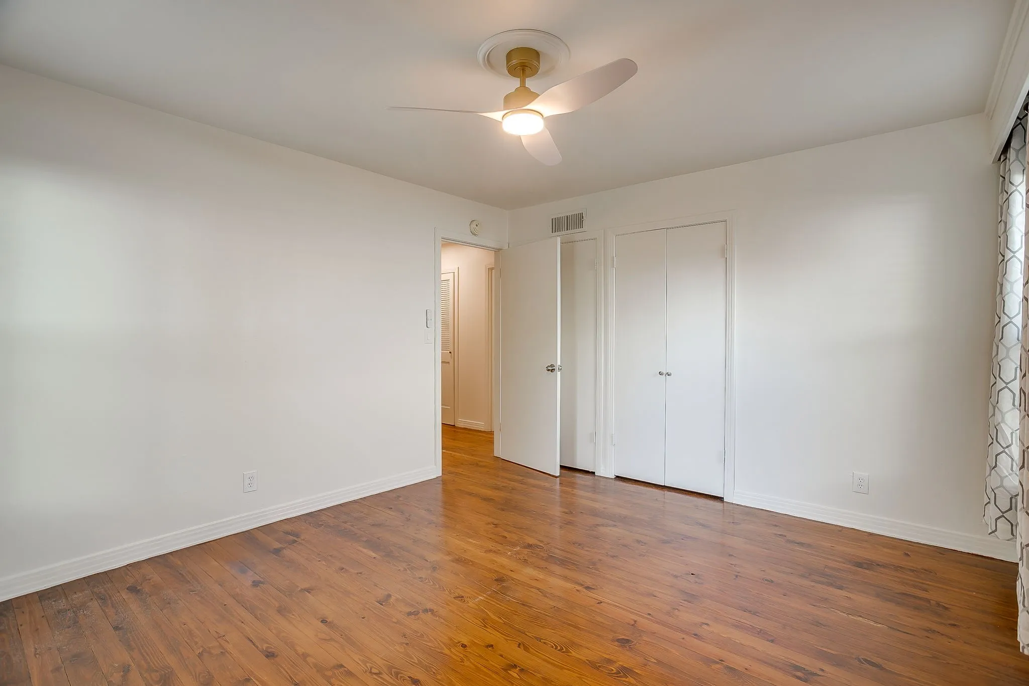Duplex For Rent in Tarrant County , 6480 Waverly Way, Fort Worth, Texas 76116, 2 Bedroom, 2 Bathroom, Garage spaces, 1,100 Sqft, built in 1952, mls#21363864, Real Estate Agent in Fort Worth, Homes For Rent in Tarrant county, Homes For Rent in Fort Worth, Realtor in Fort Worth Texas, Real Estate Brokerage Independent Realty Texas, Luminita Cordes Realtor