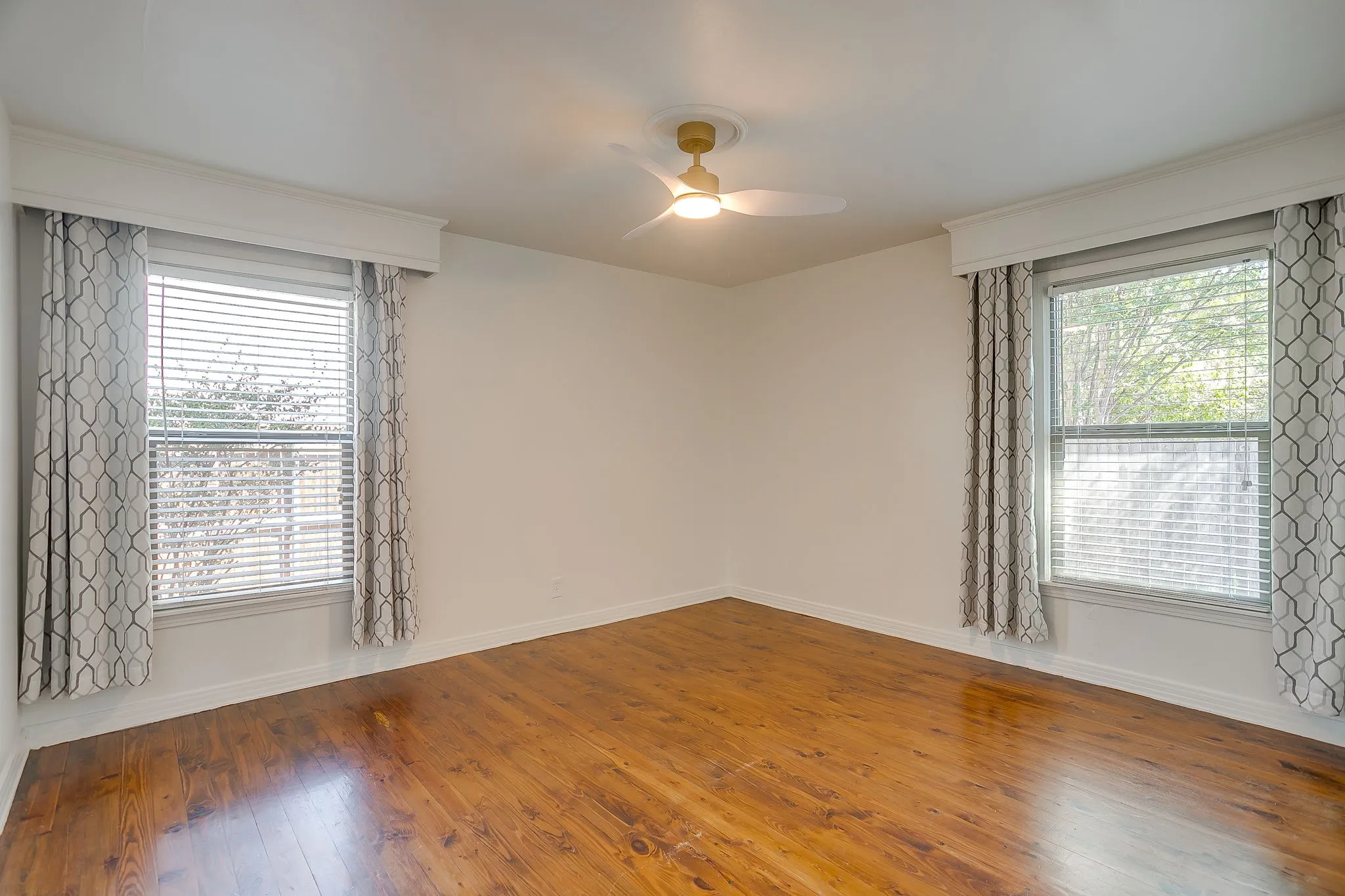 Duplex For Rent in Tarrant County , 6480 Waverly Way, Fort Worth, Texas 76116, 2 Bedroom, 2 Bathroom, Garage spaces, 1,100 Sqft, built in 1952, mls#21363864, Real Estate Agent in Fort Worth, Homes For Rent in Tarrant county, Homes For Rent in Fort Worth, Realtor in Fort Worth Texas, Real Estate Brokerage Independent Realty Texas, Luminita Cordes Realtor