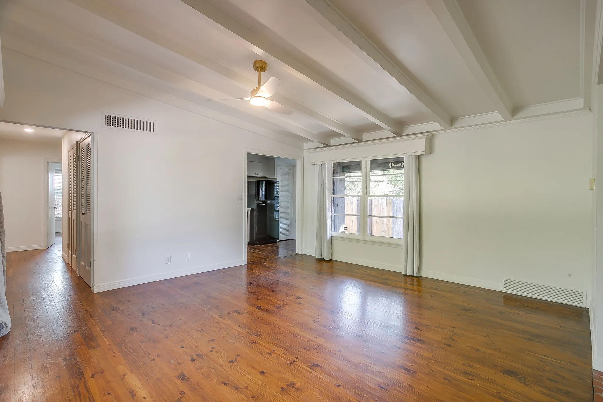 Duplex For Rent in Tarrant County , 6480 Waverly Way, Fort Worth, Texas 76116, 2 Bedroom, 2 Bathroom, Garage spaces, 1,100 Sqft, built in 1952, mls#21363864, Real Estate Agent in Fort Worth, Homes For Rent in Tarrant county, Homes For Rent in Fort Worth, Realtor in Fort Worth Texas, Real Estate Brokerage Independent Realty Texas, Luminita Cordes Realtor