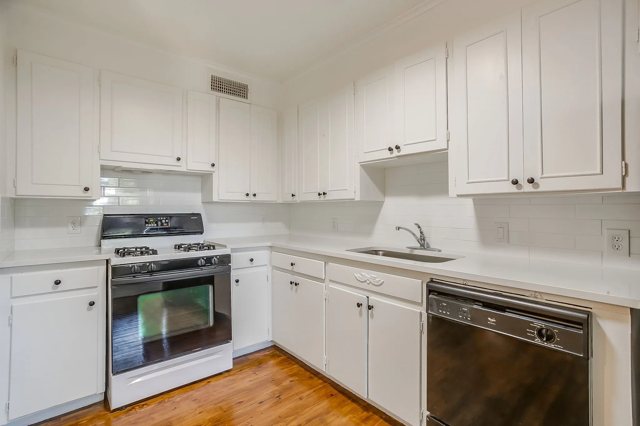 Duplex For Rent in Tarrant County , 6480 Waverly Way, Fort Worth, Texas 76116, 2 Bedroom, 2 Bathroom, Garage spaces, 1,100 Sqft, built in 1952, mls#21363864, Real Estate Agent in Fort Worth, Homes For Rent in Tarrant county, Homes For Rent in Fort Worth, Realtor in Fort Worth Texas, Real Estate Brokerage Independent Realty Texas, Luminita Cordes Realtor