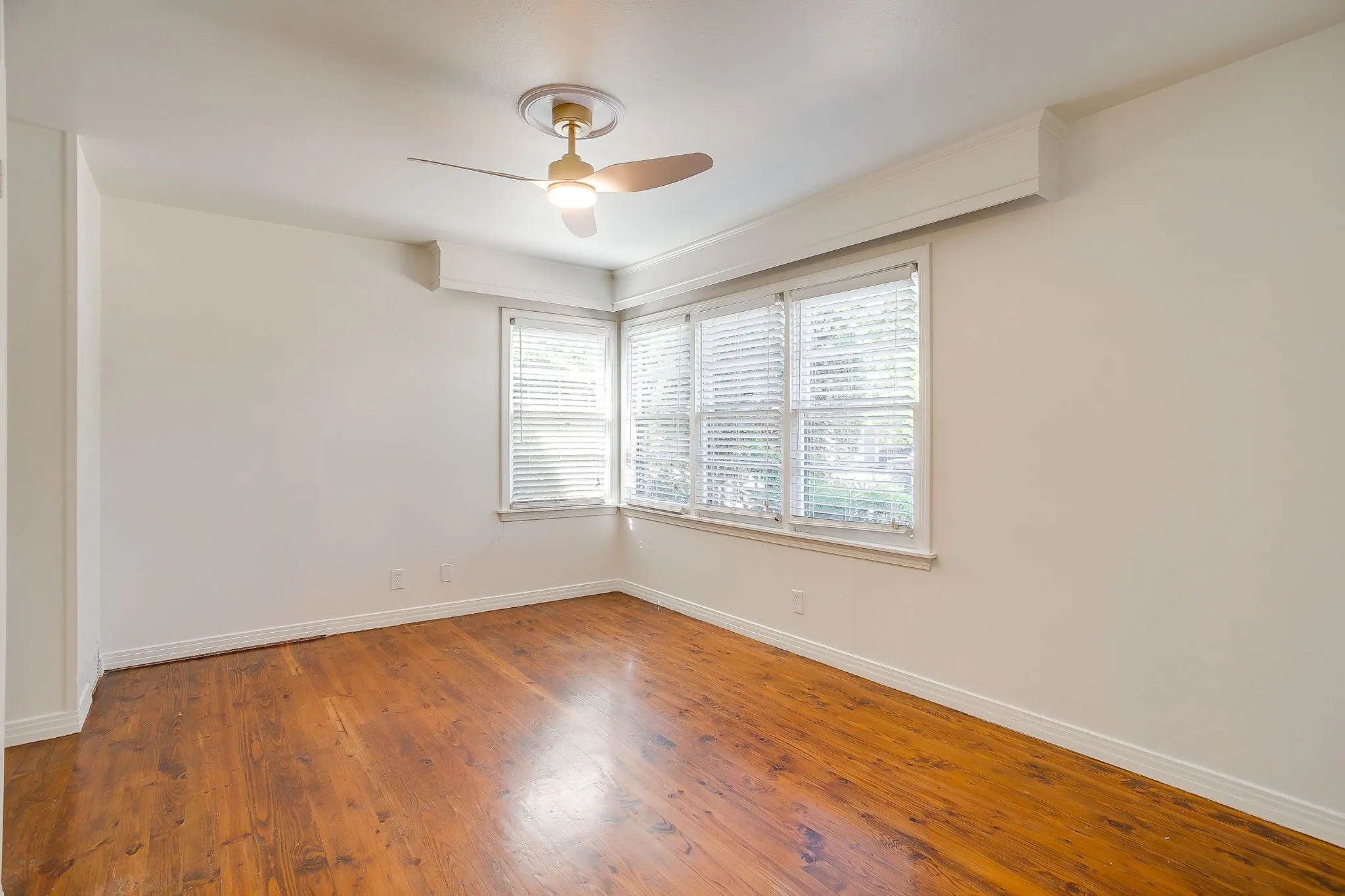 Duplex For Rent in Tarrant County , 6480 Waverly Way, Fort Worth, Texas 76116, 2 Bedroom, 2 Bathroom, Garage spaces, 1,100 Sqft, built in 1952, mls#21363864, Real Estate Agent in Fort Worth, Homes For Rent in Tarrant county, Homes For Rent in Fort Worth, Realtor in Fort Worth Texas, Real Estate Brokerage Independent Realty Texas, Luminita Cordes Realtor