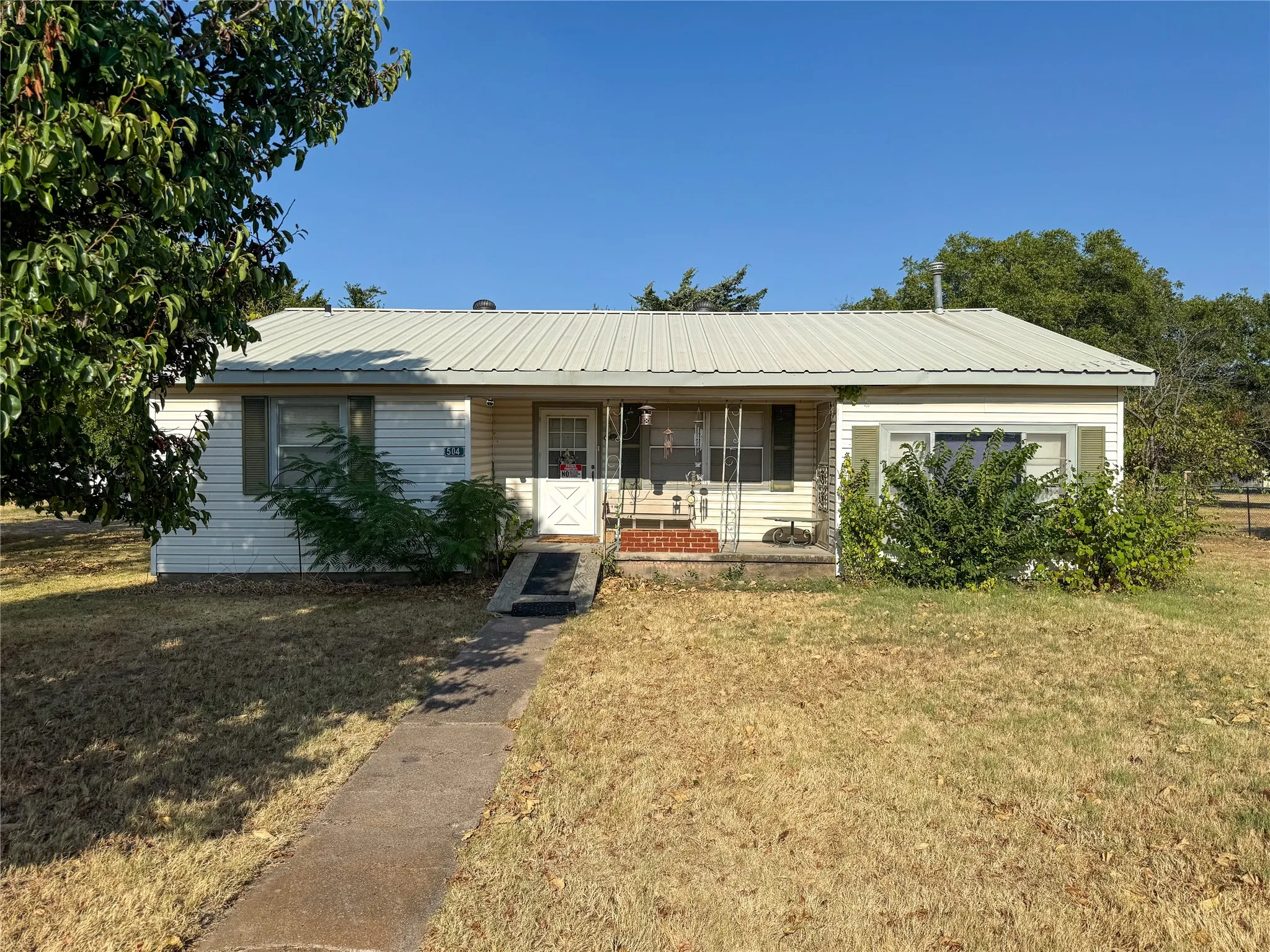Single Family Residence For Sale in Montague County , 504 S Hall Street, Montague, Texas 76251, 3 Bedroom, 1 Bathroom, Garage spaces, 1,656 Sqft, built in 1953, mls#21363804, Real Estate Agent in Montague, Homes For Sale in Montague county, Homes For Sale in Montague, Realtor in Montague Texas, Real Estate Brokerage Independent Realty Texas, Luminita Cordes Realtor
