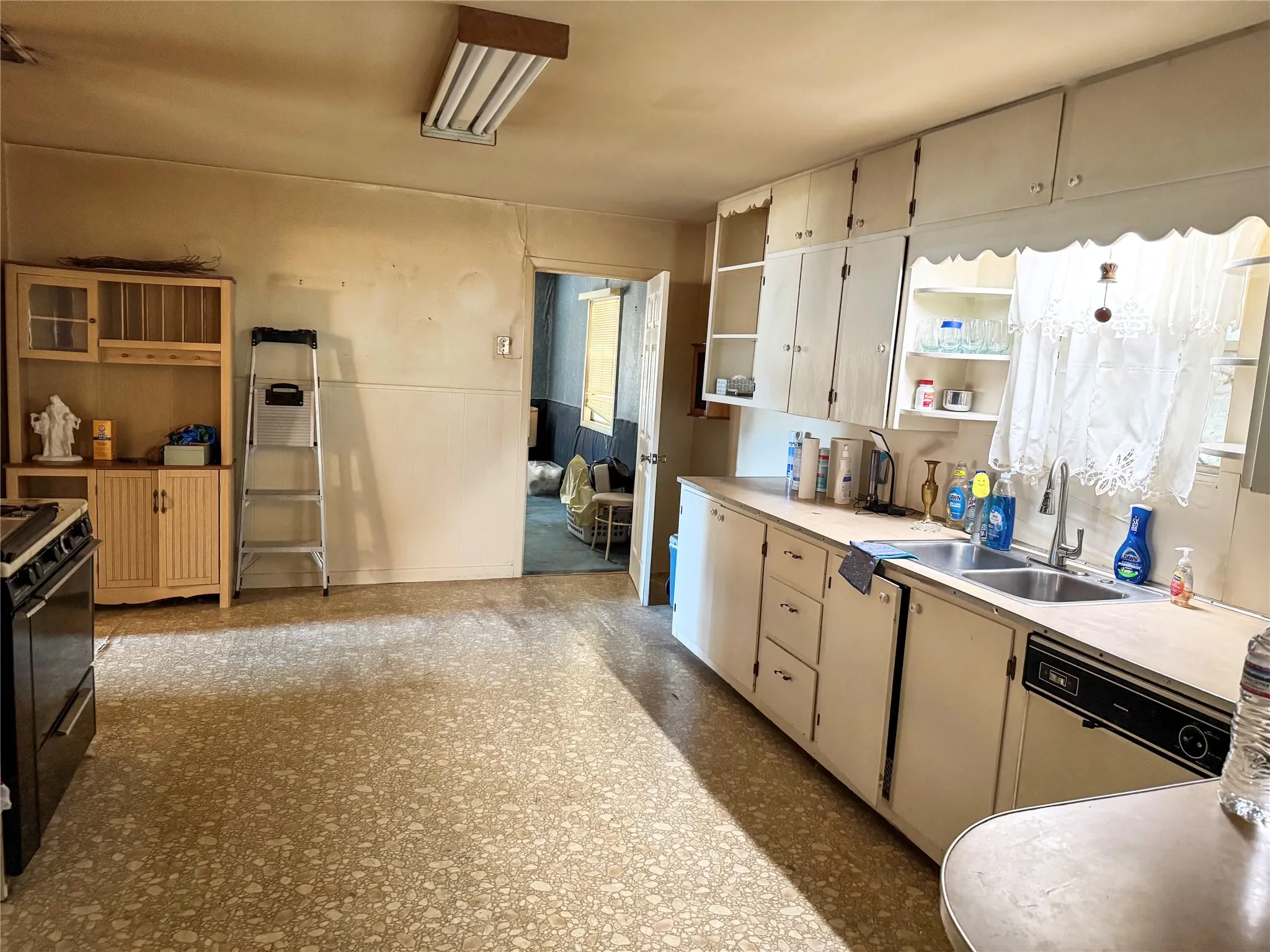 Single Family Residence For Sale in Montague County , 504 S Hall Street, Montague, Texas 76251, 3 Bedroom, 1 Bathroom, Garage spaces, 1,656 Sqft, built in 1953, mls#21363804, Real Estate Agent in Montague, Homes For Sale in Montague county, Homes For Sale in Montague, Realtor in Montague Texas, Real Estate Brokerage Independent Realty Texas, Luminita Cordes Realtor