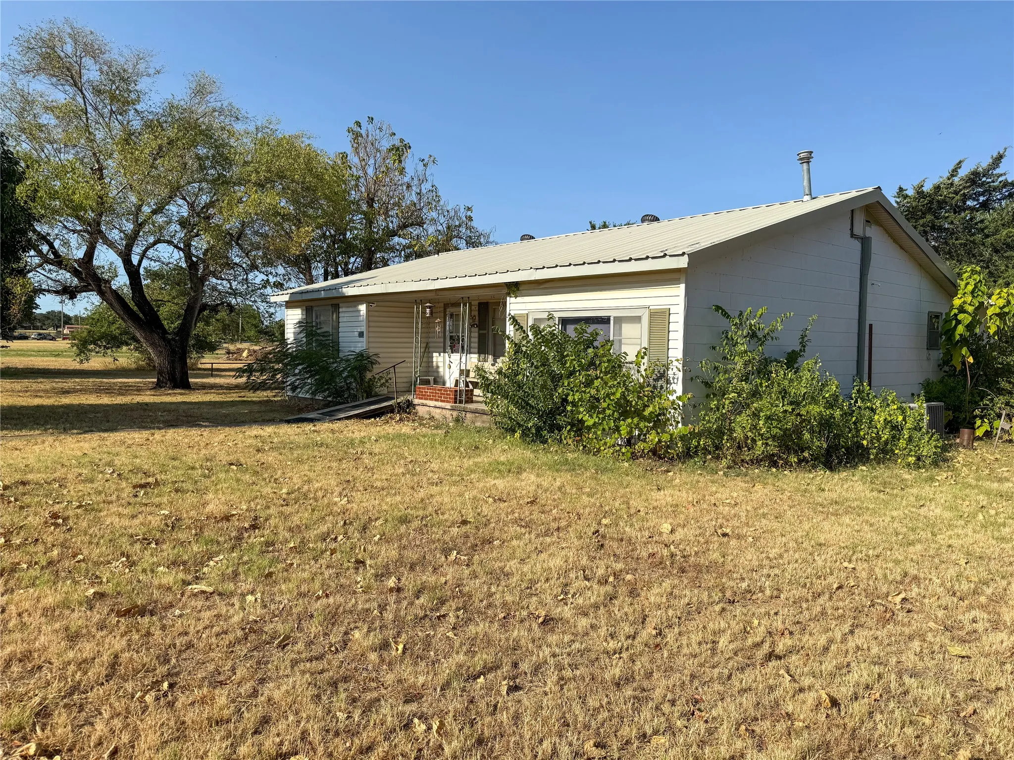 Single Family Residence For Sale in Montague County , 504 S Hall Street, Montague, Texas 76251, 3 Bedroom, 1 Bathroom, Garage spaces, 1,656 Sqft, built in 1953, mls#21363804, Real Estate Agent in Montague, Homes For Sale in Montague county, Homes For Sale in Montague, Realtor in Montague Texas, Real Estate Brokerage Independent Realty Texas, Luminita Cordes Realtor