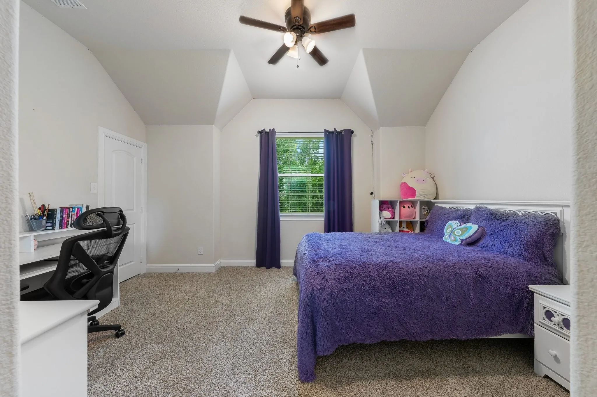 Large secondary bedroom with a nook that can perfectly fit the desk