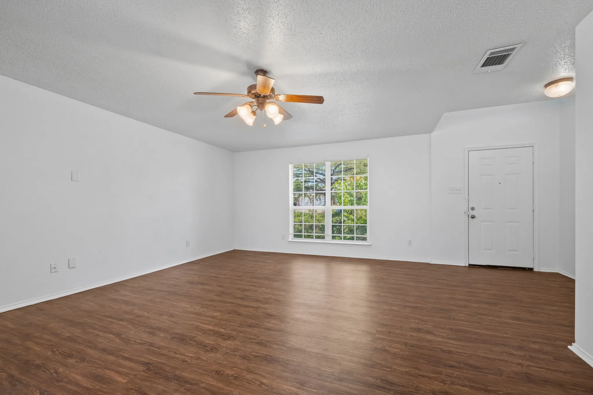 Single Family Residence For Sale in Dallas County , 2817 Island Wren Drive, Mesquite, Texas 75181, 4 Bedroom, 3 Bathroom, 2 Garage spaces, 2,526 Sqft, built in 2003, mls#21359886, Real Estate Agent in Mesquite, Homes For Sale in Dallas county, Homes For Sale in Mesquite, Realtor in Mesquite Texas, Real Estate Brokerage Independent Realty Texas, Luminita Cordes Realtor