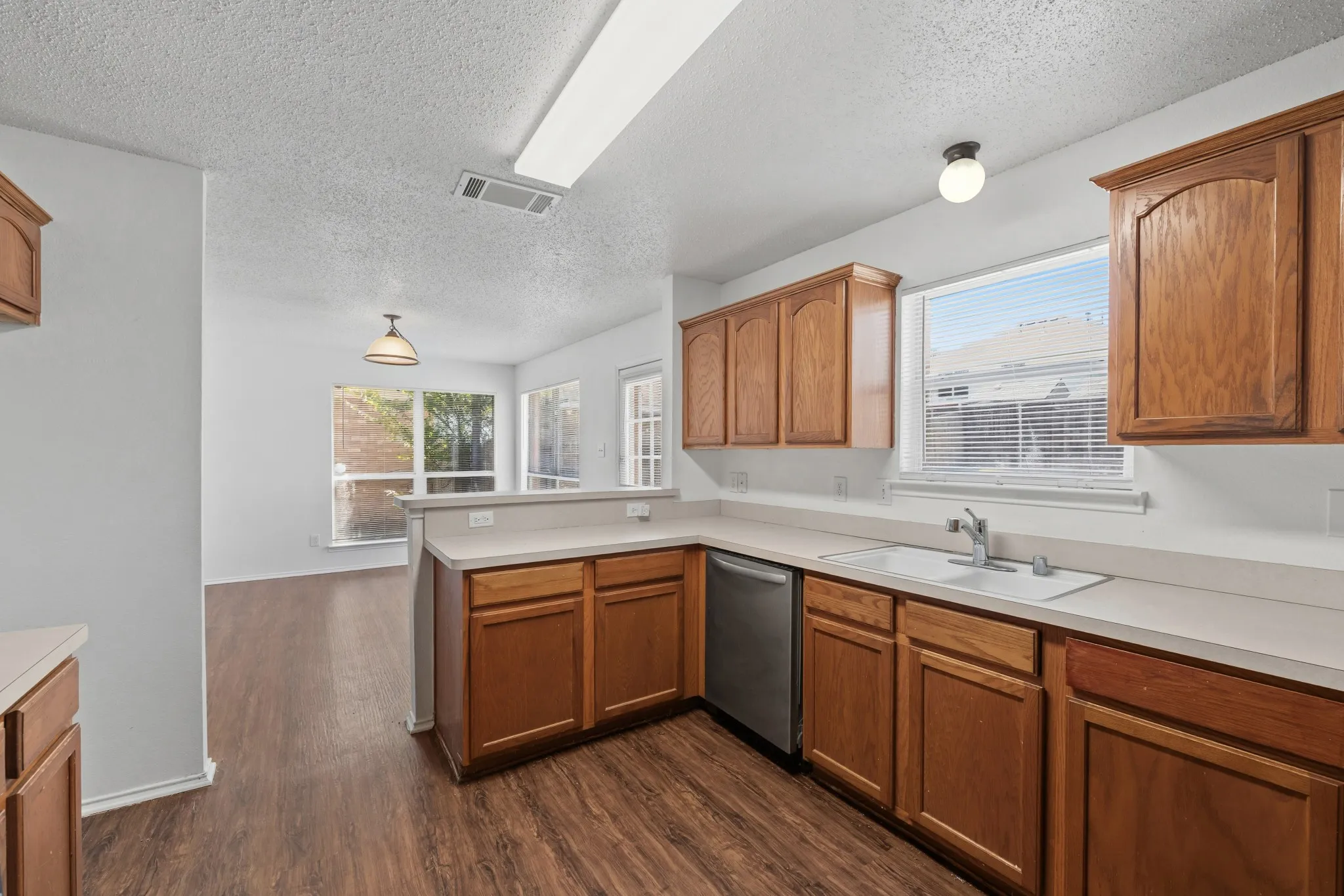 Single Family Residence For Sale in Dallas County , 2817 Island Wren Drive, Mesquite, Texas 75181, 4 Bedroom, 3 Bathroom, 2 Garage spaces, 2,526 Sqft, built in 2003, mls#21359886, Real Estate Agent in Mesquite, Homes For Sale in Dallas county, Homes For Sale in Mesquite, Realtor in Mesquite Texas, Real Estate Brokerage Independent Realty Texas, Luminita Cordes Realtor