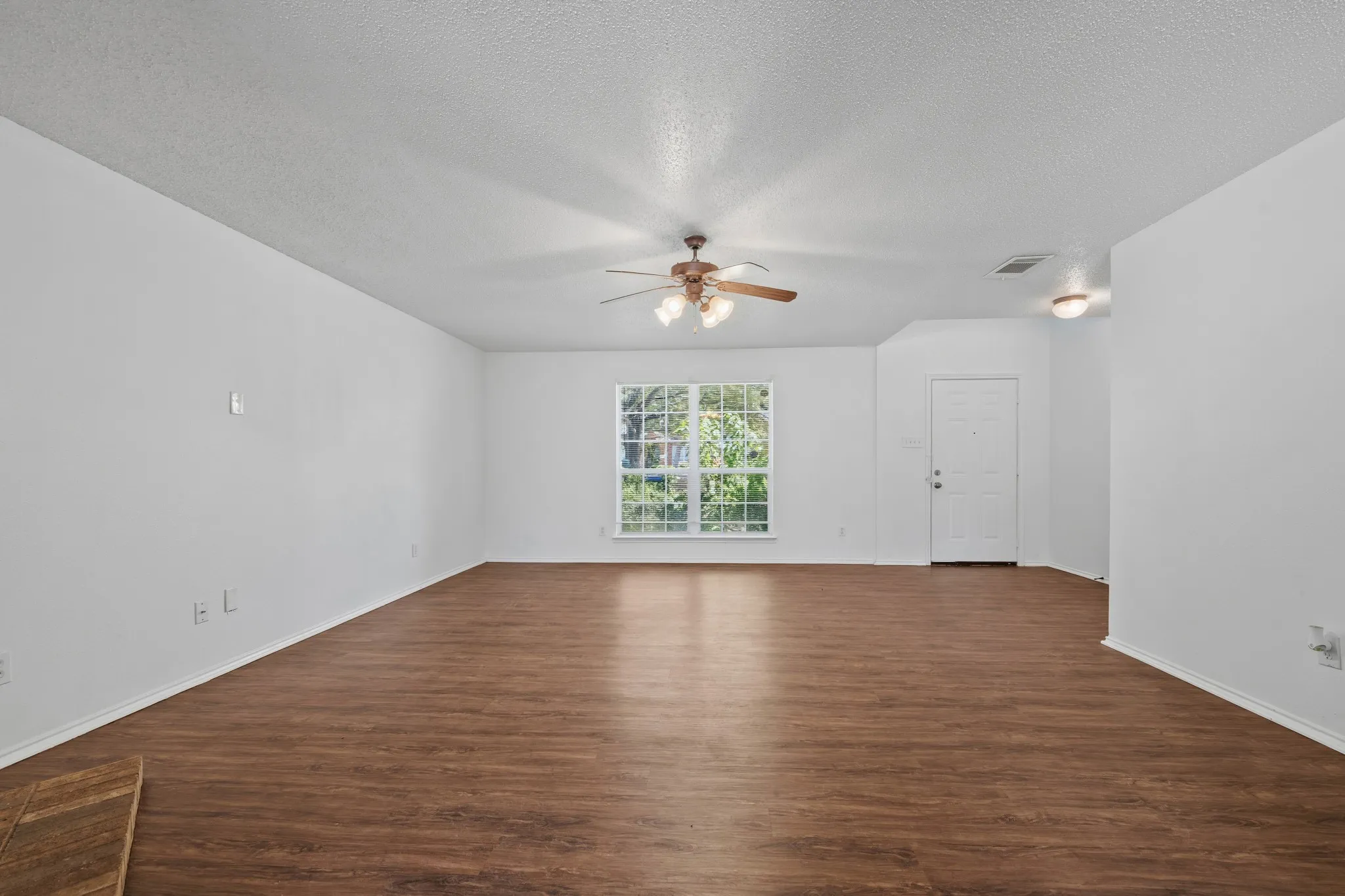 Single Family Residence For Sale in Dallas County , 2817 Island Wren Drive, Mesquite, Texas 75181, 4 Bedroom, 3 Bathroom, 2 Garage spaces, 2,526 Sqft, built in 2003, mls#21359886, Real Estate Agent in Mesquite, Homes For Sale in Dallas county, Homes For Sale in Mesquite, Realtor in Mesquite Texas, Real Estate Brokerage Independent Realty Texas, Luminita Cordes Realtor