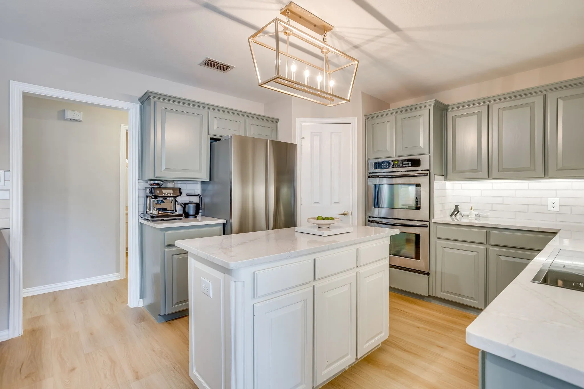 Single Family Residence For Sale in Parker County , 270 Bluff View Court, Aledo, Texas 76008, 4 Bedroom, 2 Bathroom, 2 Garage spaces, 2,876 Sqft, built in 1996, mls#21364026, Real Estate Agent in Aledo, Homes For Sale in Parker county, Homes For Sale in Aledo, Realtor in Aledo Texas, Real Estate Brokerage Independent Realty Texas, Luminita Cordes Realtor