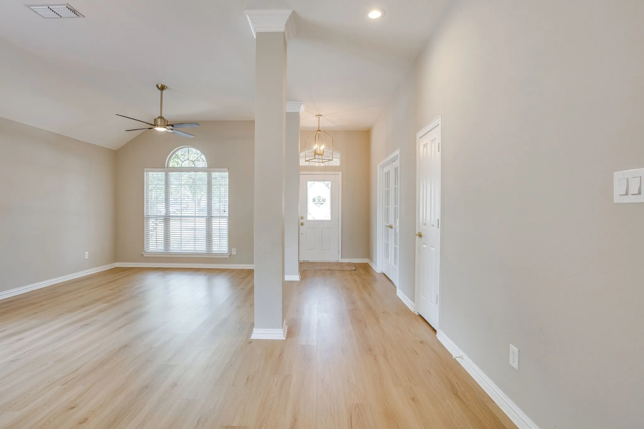 Single Family Residence For Sale in Parker County , 270 Bluff View Court, Aledo, Texas 76008, 4 Bedroom, 2 Bathroom, 2 Garage spaces, 2,876 Sqft, built in 1996, mls#21364026, Real Estate Agent in Aledo, Homes For Sale in Parker county, Homes For Sale in Aledo, Realtor in Aledo Texas, Real Estate Brokerage Independent Realty Texas, Luminita Cordes Realtor