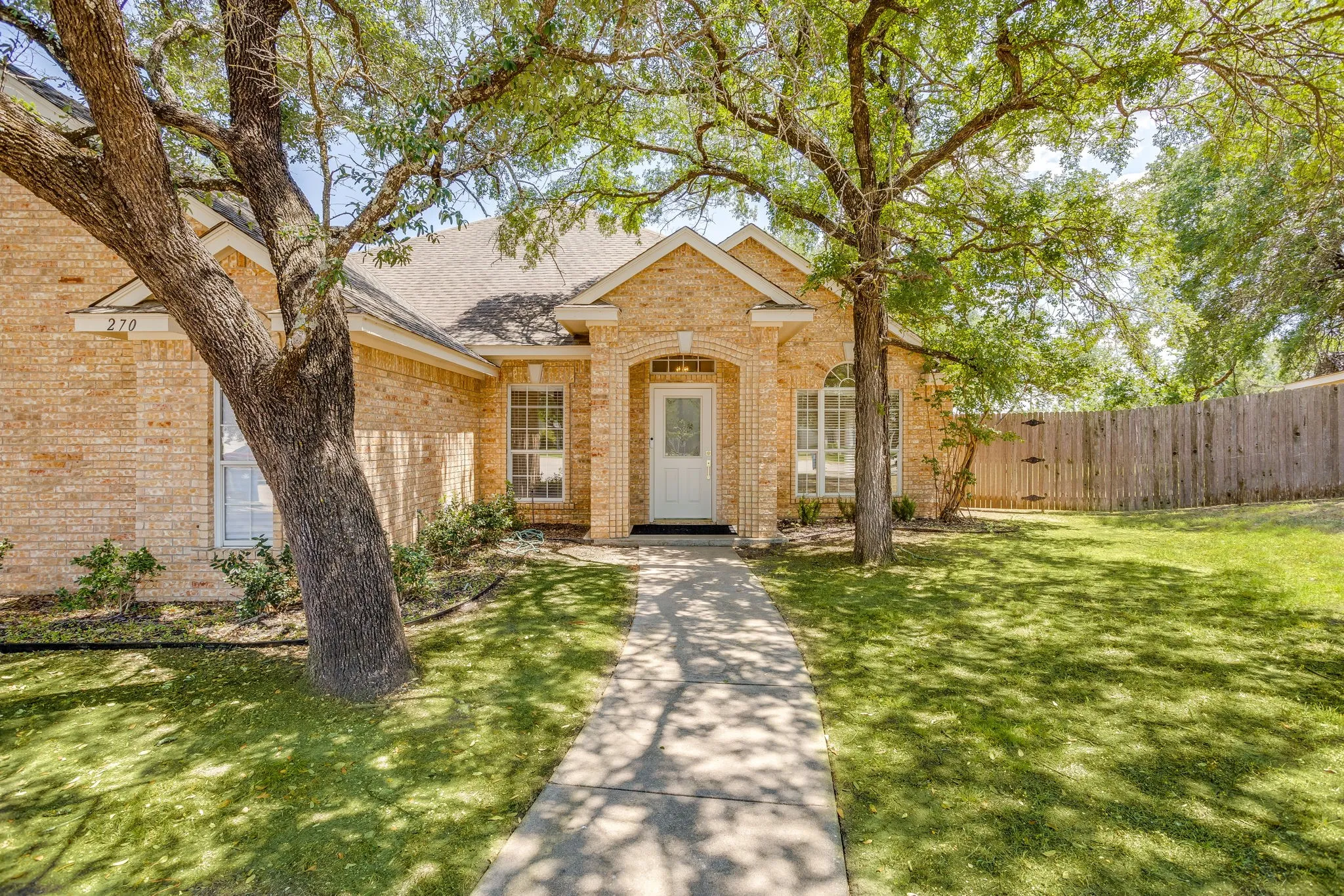 Single Family Residence For Sale in Parker County , 270 Bluff View Court, Aledo, Texas 76008, 4 Bedroom, 2 Bathroom, 2 Garage spaces, 2,876 Sqft, built in 1996, mls#21364026, Real Estate Agent in Aledo, Homes For Sale in Parker county, Homes For Sale in Aledo, Realtor in Aledo Texas, Real Estate Brokerage Independent Realty Texas, Luminita Cordes Realtor