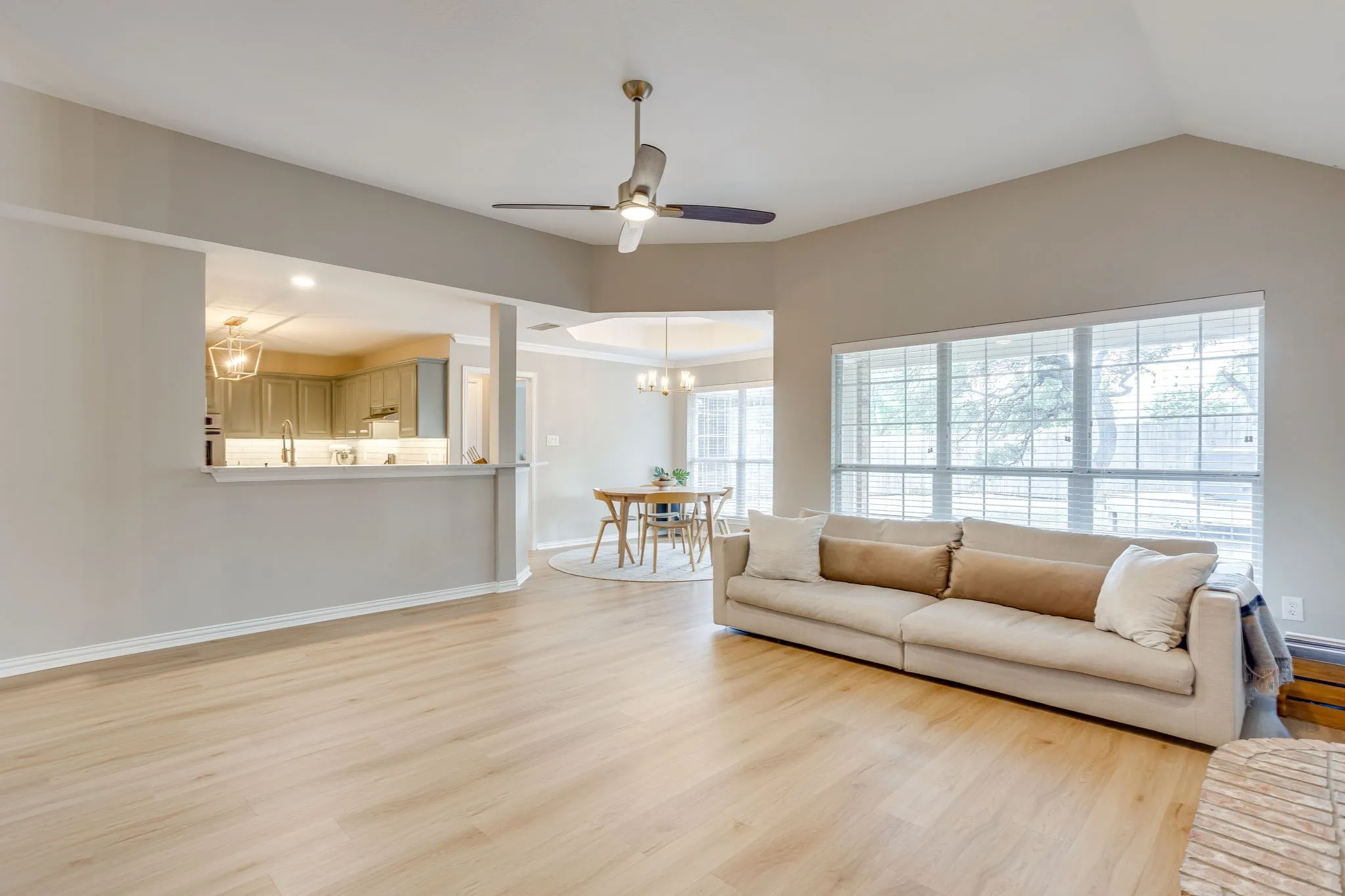 Single Family Residence For Sale in Parker County , 270 Bluff View Court, Aledo, Texas 76008, 4 Bedroom, 2 Bathroom, 2 Garage spaces, 2,876 Sqft, built in 1996, mls#21364026, Real Estate Agent in Aledo, Homes For Sale in Parker county, Homes For Sale in Aledo, Realtor in Aledo Texas, Real Estate Brokerage Independent Realty Texas, Luminita Cordes Realtor