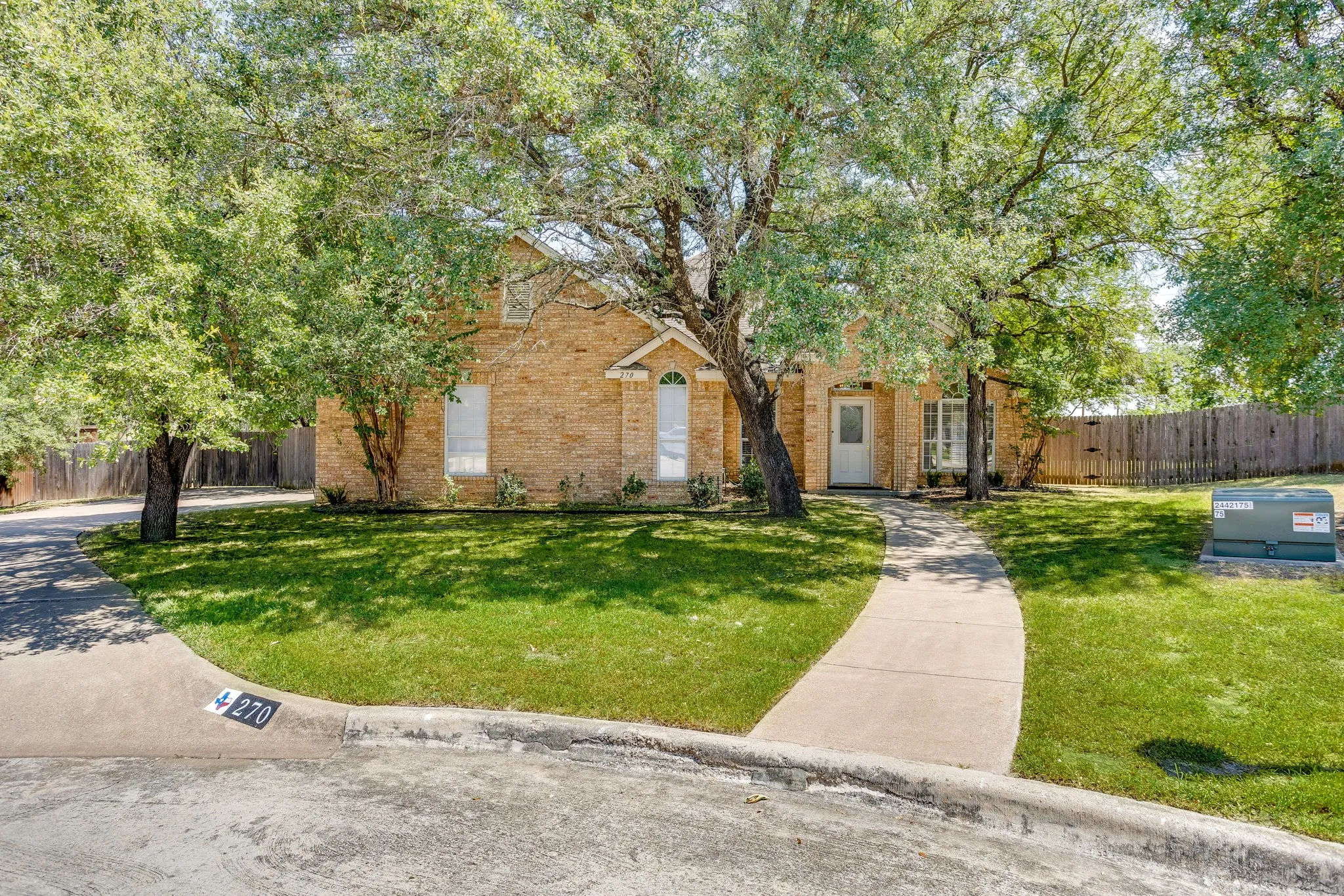 Single Family Residence For Sale in Parker County , 270 Bluff View Court, Aledo, Texas 76008, 4 Bedroom, 2 Bathroom, 2 Garage spaces, 2,876 Sqft, built in 1996, mls#21364026, Real Estate Agent in Aledo, Homes For Sale in Parker county, Homes For Sale in Aledo, Realtor in Aledo Texas, Real Estate Brokerage Independent Realty Texas, Luminita Cordes Realtor