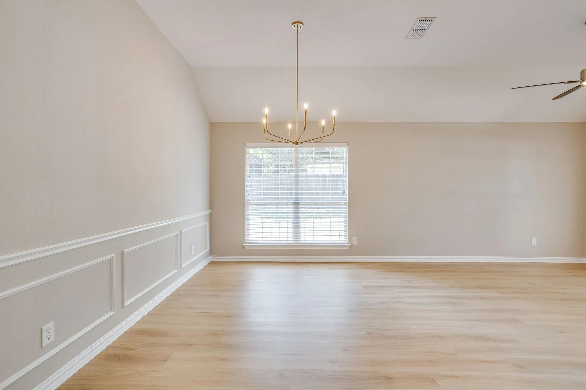 Single Family Residence For Sale in Parker County , 270 Bluff View Court, Aledo, Texas 76008, 4 Bedroom, 2 Bathroom, 2 Garage spaces, 2,876 Sqft, built in 1996, mls#21364026, Real Estate Agent in Aledo, Homes For Sale in Parker county, Homes For Sale in Aledo, Realtor in Aledo Texas, Real Estate Brokerage Independent Realty Texas, Luminita Cordes Realtor
