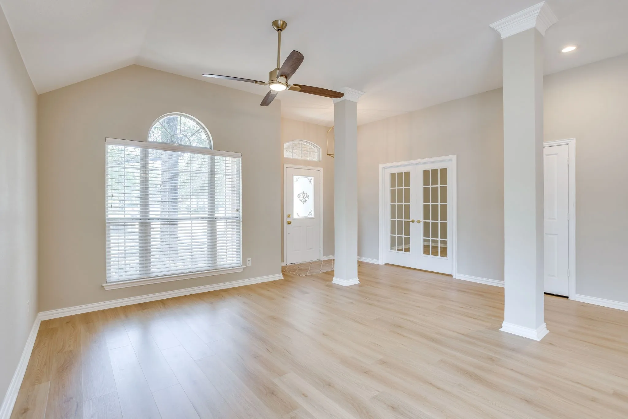 Single Family Residence For Sale in Parker County , 270 Bluff View Court, Aledo, Texas 76008, 4 Bedroom, 2 Bathroom, 2 Garage spaces, 2,876 Sqft, built in 1996, mls#21364026, Real Estate Agent in Aledo, Homes For Sale in Parker county, Homes For Sale in Aledo, Realtor in Aledo Texas, Real Estate Brokerage Independent Realty Texas, Luminita Cordes Realtor