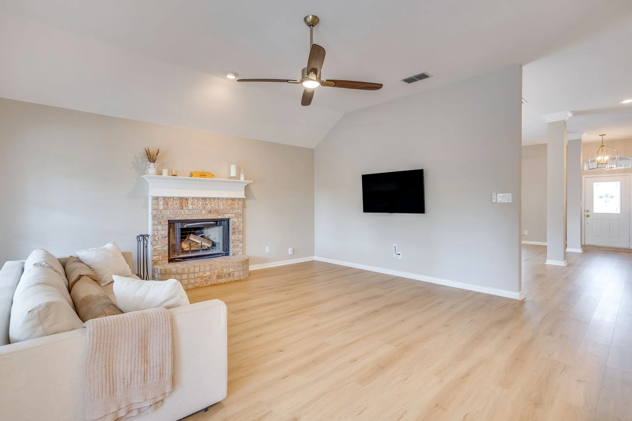 Single Family Residence For Sale in Parker County , 270 Bluff View Court, Aledo, Texas 76008, 4 Bedroom, 2 Bathroom, 2 Garage spaces, 2,876 Sqft, built in 1996, mls#21364026, Real Estate Agent in Aledo, Homes For Sale in Parker county, Homes For Sale in Aledo, Realtor in Aledo Texas, Real Estate Brokerage Independent Realty Texas, Luminita Cordes Realtor