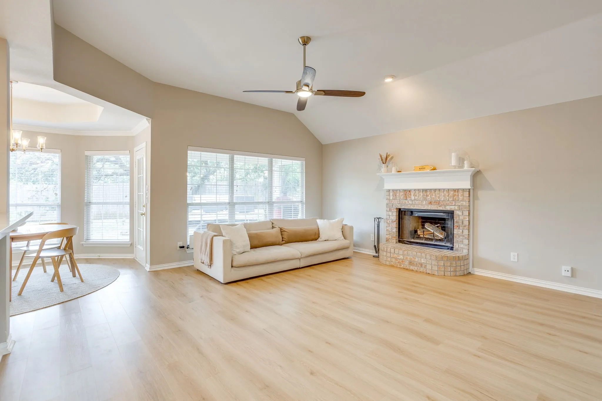 Single Family Residence For Sale in Parker County , 270 Bluff View Court, Aledo, Texas 76008, 4 Bedroom, 2 Bathroom, 2 Garage spaces, 2,876 Sqft, built in 1996, mls#21364026, Real Estate Agent in Aledo, Homes For Sale in Parker county, Homes For Sale in Aledo, Realtor in Aledo Texas, Real Estate Brokerage Independent Realty Texas, Luminita Cordes Realtor