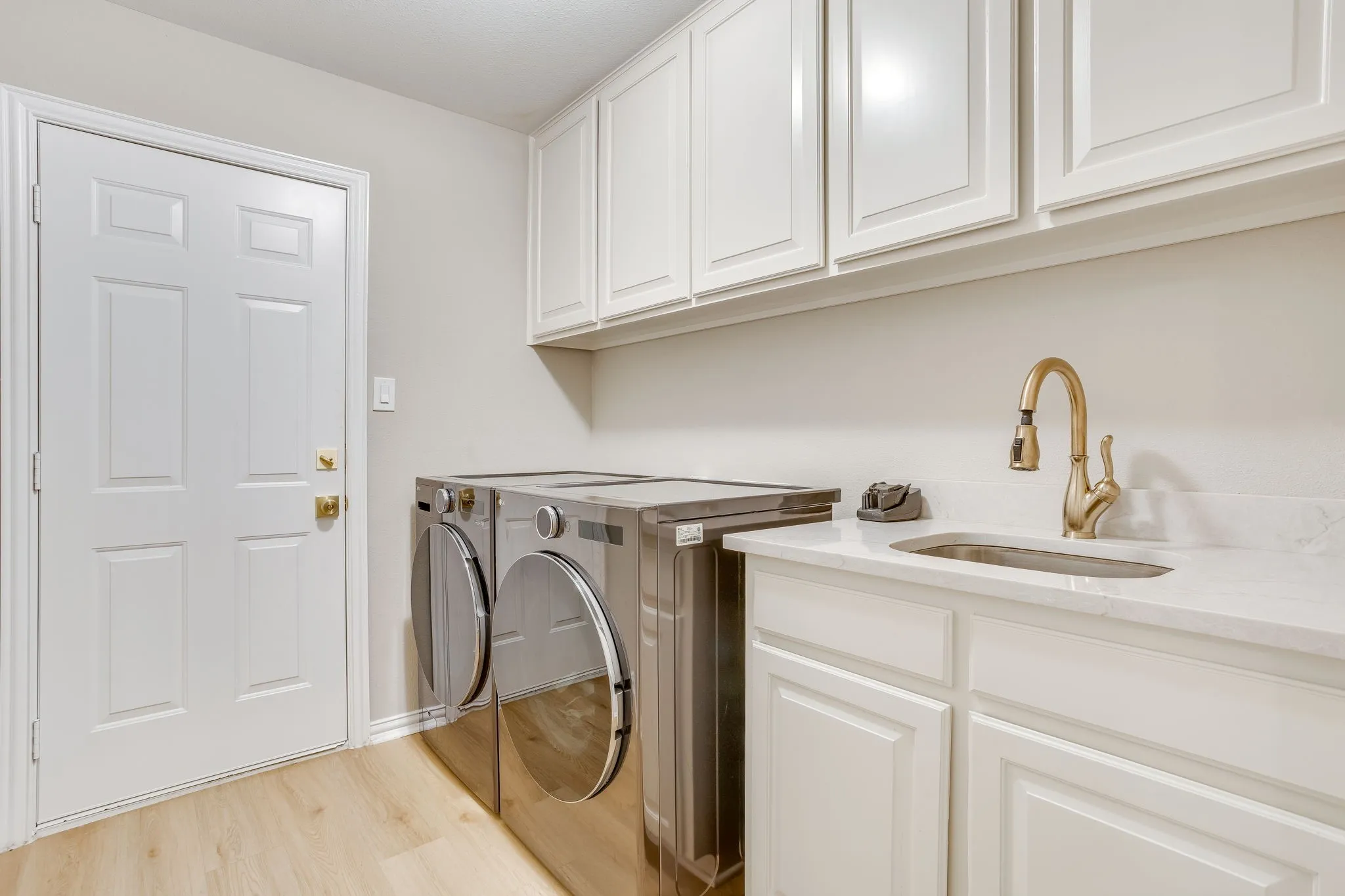 Single Family Residence For Sale in Parker County , 270 Bluff View Court, Aledo, Texas 76008, 4 Bedroom, 2 Bathroom, 2 Garage spaces, 2,876 Sqft, built in 1996, mls#21364026, Real Estate Agent in Aledo, Homes For Sale in Parker county, Homes For Sale in Aledo, Realtor in Aledo Texas, Real Estate Brokerage Independent Realty Texas, Luminita Cordes Realtor