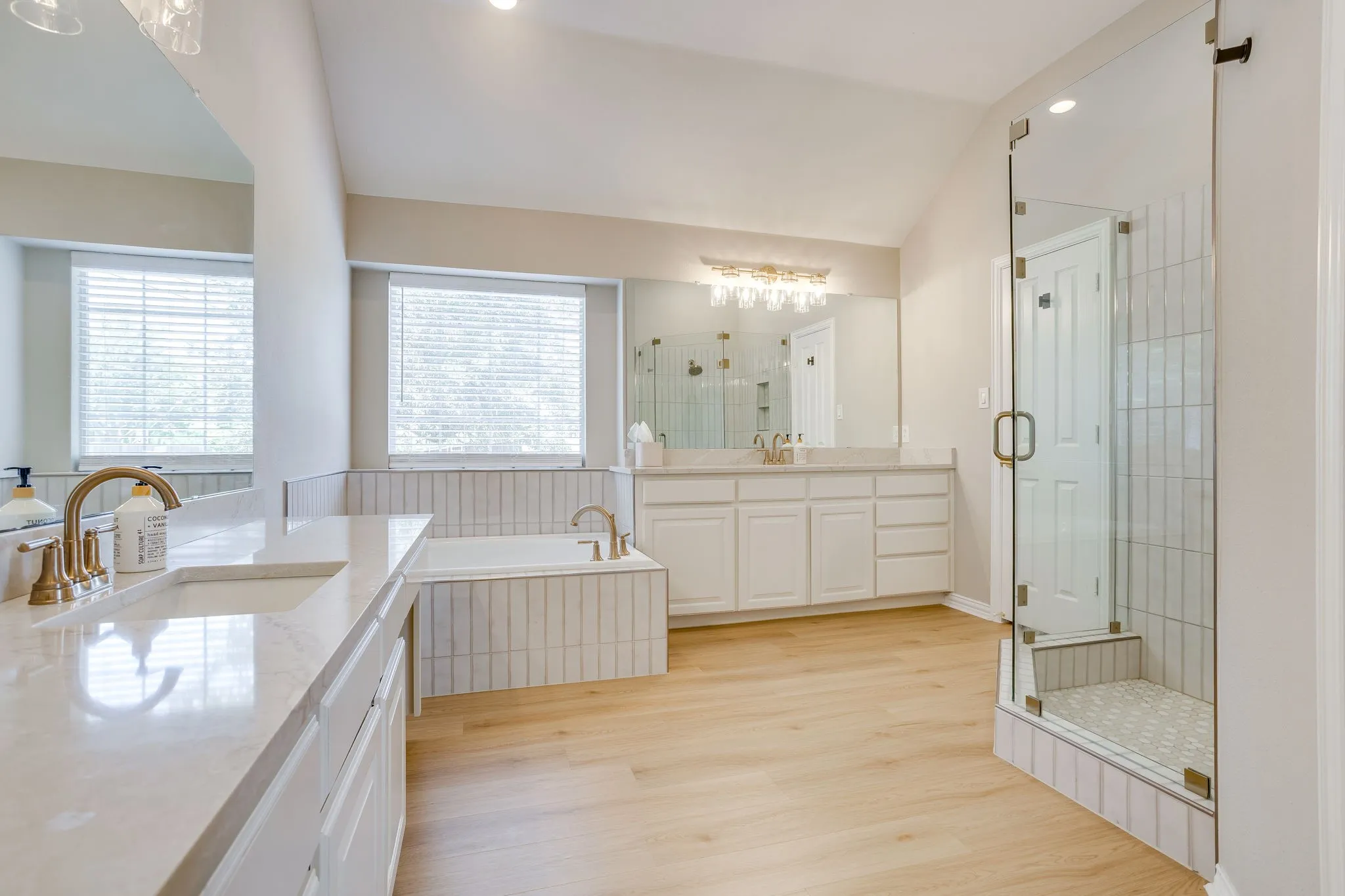 Single Family Residence For Sale in Parker County , 270 Bluff View Court, Aledo, Texas 76008, 4 Bedroom, 2 Bathroom, 2 Garage spaces, 2,876 Sqft, built in 1996, mls#21364026, Real Estate Agent in Aledo, Homes For Sale in Parker county, Homes For Sale in Aledo, Realtor in Aledo Texas, Real Estate Brokerage Independent Realty Texas, Luminita Cordes Realtor