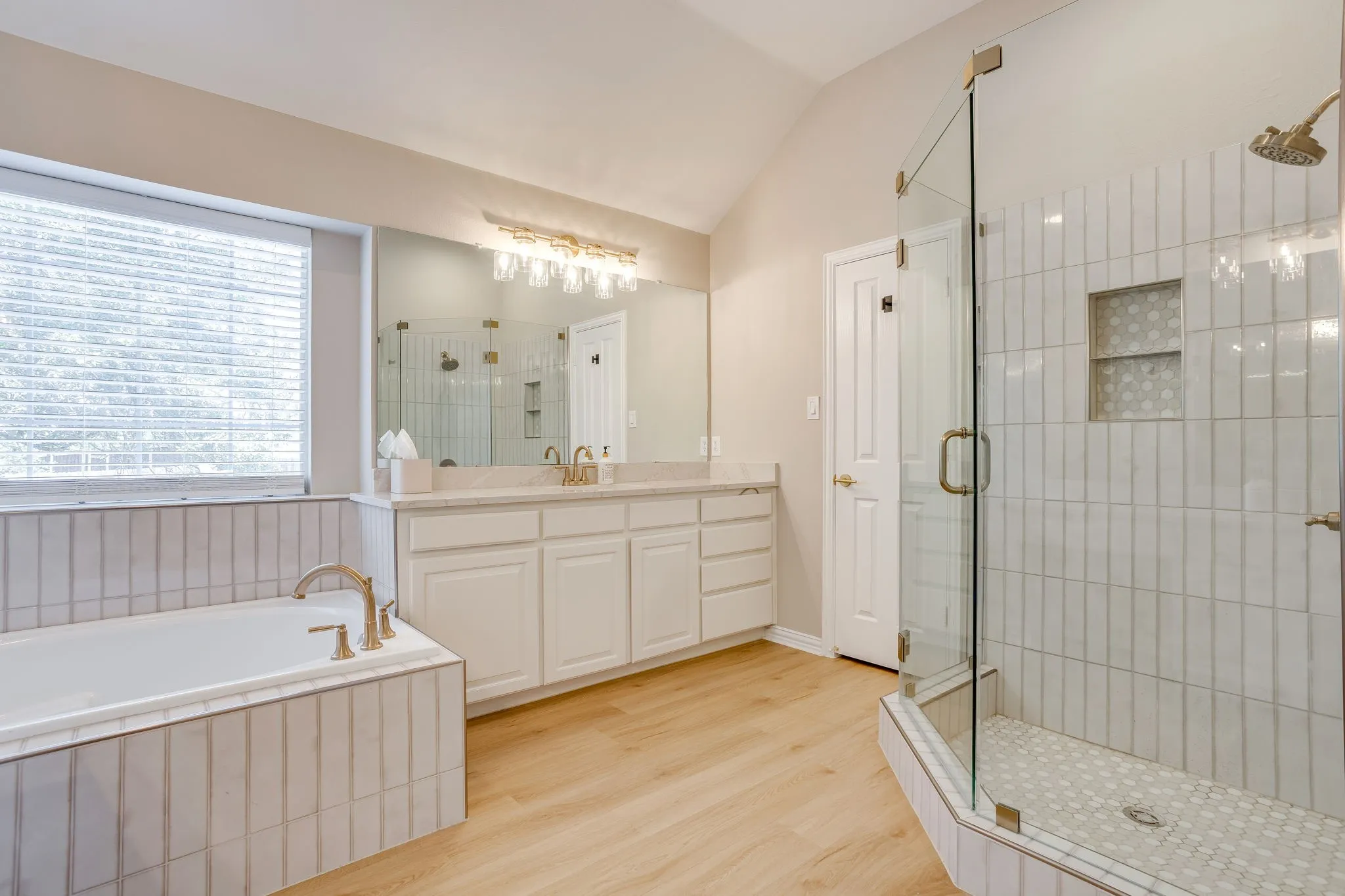 Single Family Residence For Sale in Parker County , 270 Bluff View Court, Aledo, Texas 76008, 4 Bedroom, 2 Bathroom, 2 Garage spaces, 2,876 Sqft, built in 1996, mls#21364026, Real Estate Agent in Aledo, Homes For Sale in Parker county, Homes For Sale in Aledo, Realtor in Aledo Texas, Real Estate Brokerage Independent Realty Texas, Luminita Cordes Realtor