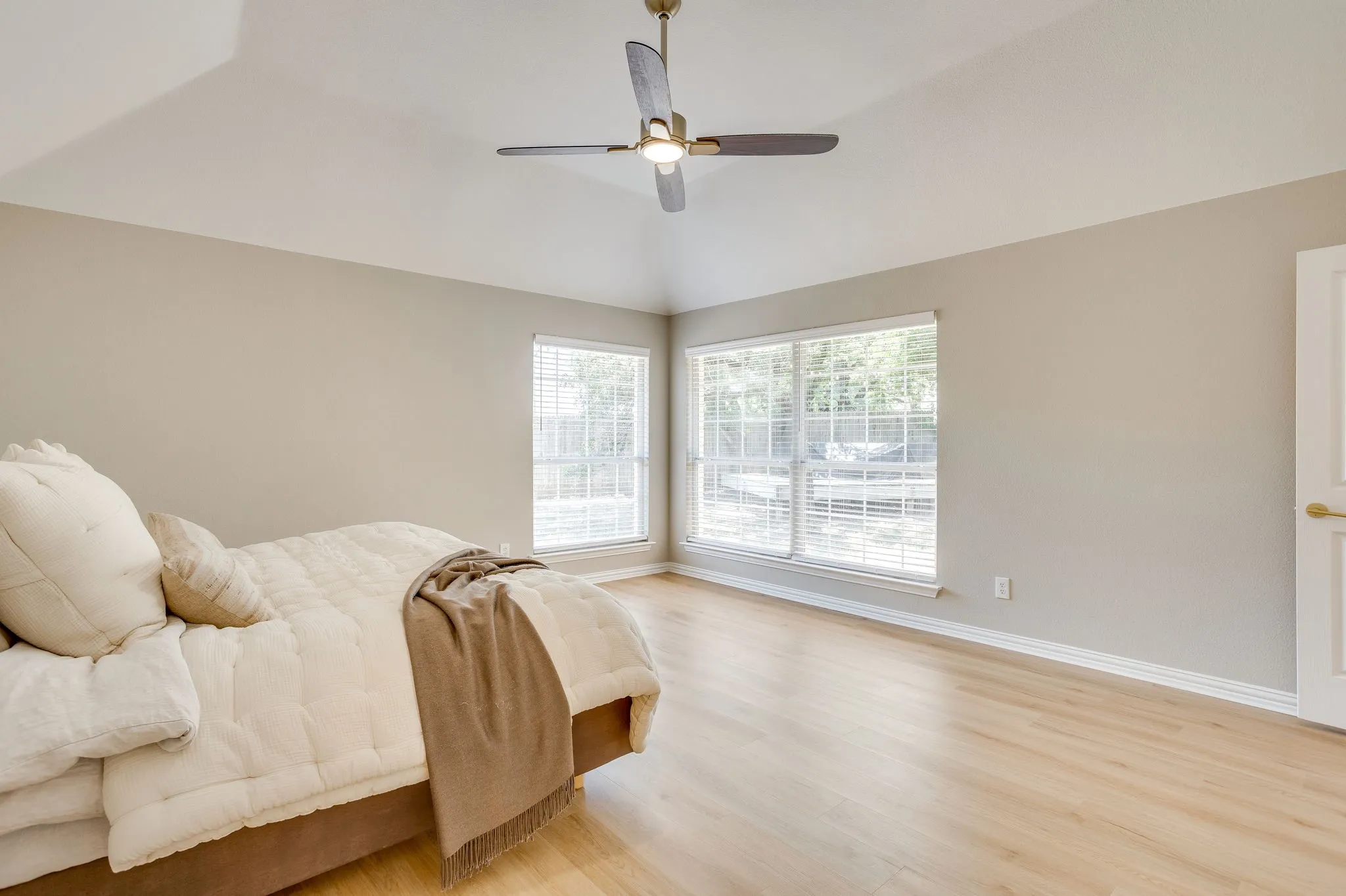 Single Family Residence For Sale in Parker County , 270 Bluff View Court, Aledo, Texas 76008, 4 Bedroom, 2 Bathroom, 2 Garage spaces, 2,876 Sqft, built in 1996, mls#21364026, Real Estate Agent in Aledo, Homes For Sale in Parker county, Homes For Sale in Aledo, Realtor in Aledo Texas, Real Estate Brokerage Independent Realty Texas, Luminita Cordes Realtor