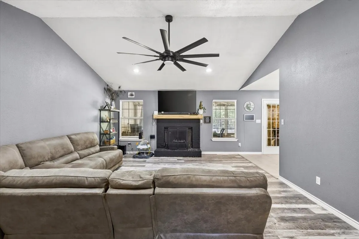 Single Family Residence For Sale in Van Zandt County , 530 Vz County Road 2915, Eustace, Texas 75124, 4 Bedroom, 2 Bathroom, 2 Garage spaces, 2,123 Sqft, built in 2001, mls#21364036, Real Estate Agent in Eustace, Homes For Sale in Van Zandt county, Homes For Sale in Eustace, Realtor in Eustace Texas, Real Estate Brokerage Independent Realty Texas, Luminita Cordes Realtor